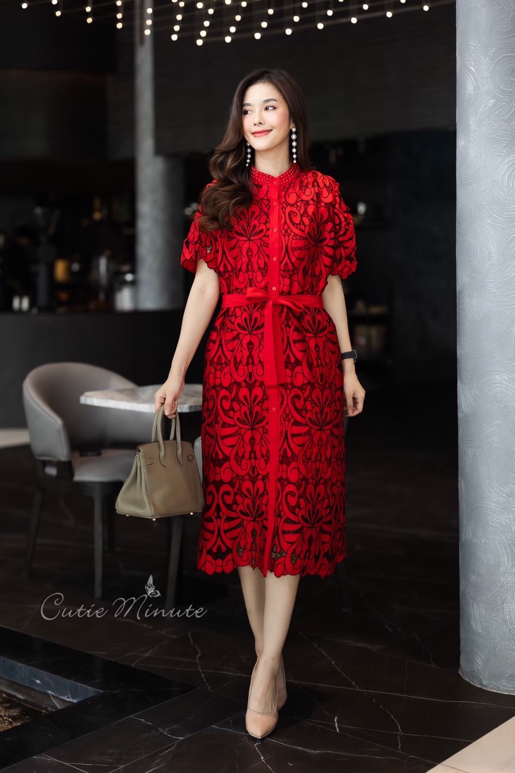 P8827 Maxi dress ผ้าลูกไม้ ลายลูกไม้ 2Tone ดีเทล ตอกมุกรอบคอสีเดียวเชือกผูกเอว เดรสมีซับใน อก ฟรีไซส์ 44" ยาว 46" สี แดง
