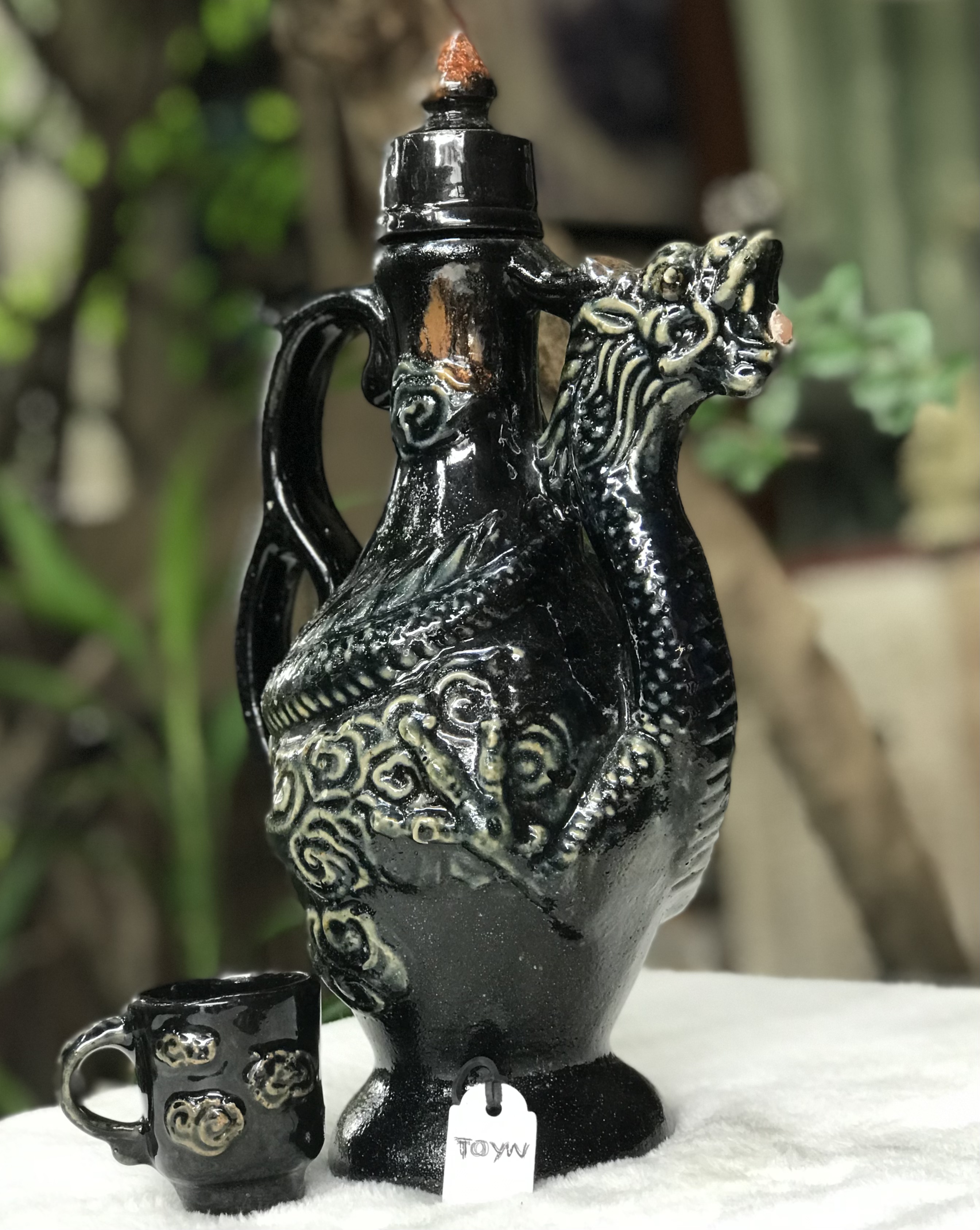 ขวดเหล้าจีนเปล่าพร้อมจอก Porcelain large chinese dragon ลายมังกรนูนต่ำ ดีไซน์รูปกาน้ำชา สวยๆเก๋ๆ สภาพสมบูรณ์ ไม่แตกไม่ร้าว ขนาดกว้าง 14 ซม สูง 28 ซม