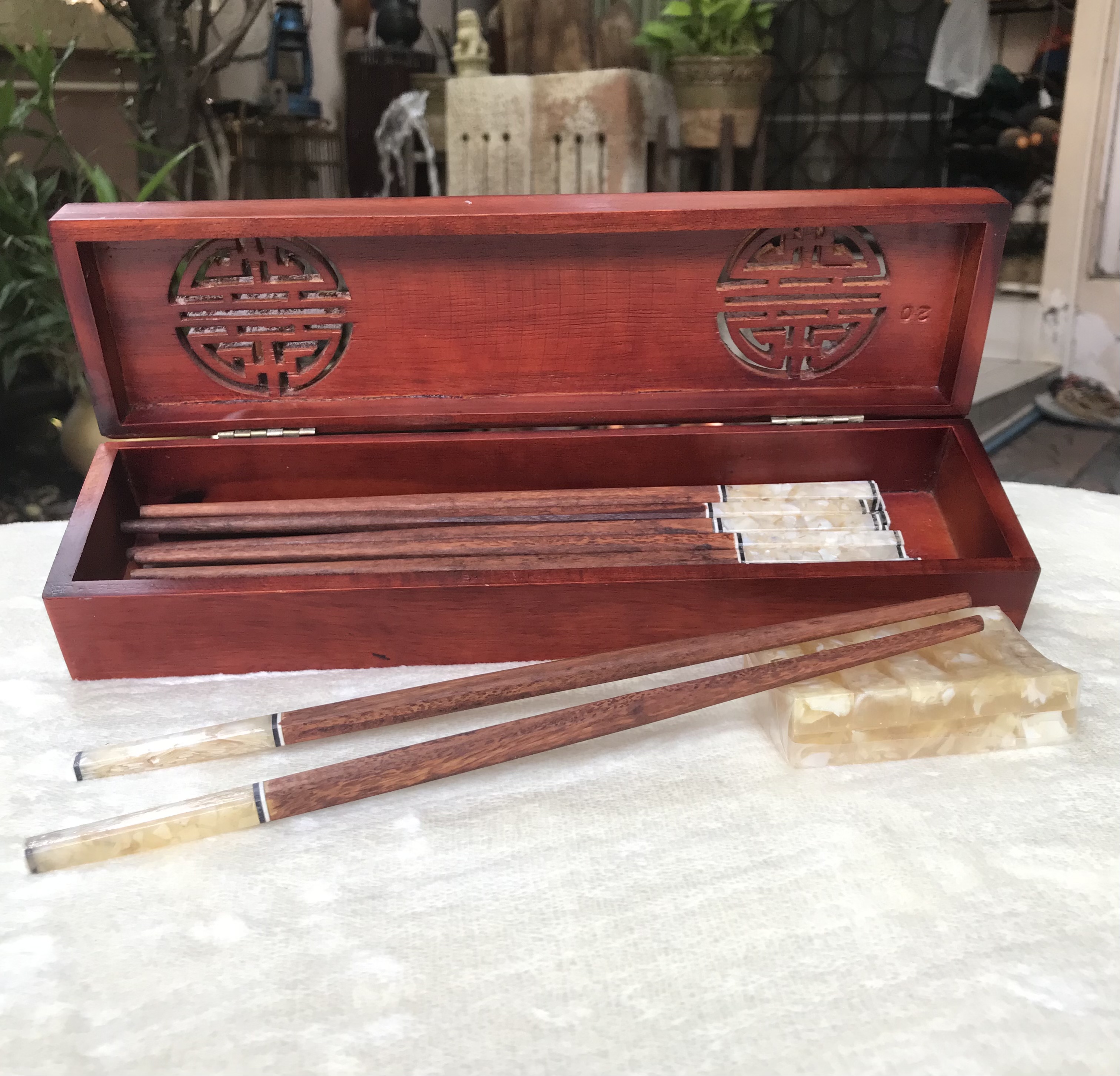 ไม่ผ่านใช้ ชุดตะเกียบไม้พร้อมที่วางงาช้าง บรรจุกล่องไม้ Nine Chopstick Pairs with Rests & Inlaid Rosewood Box