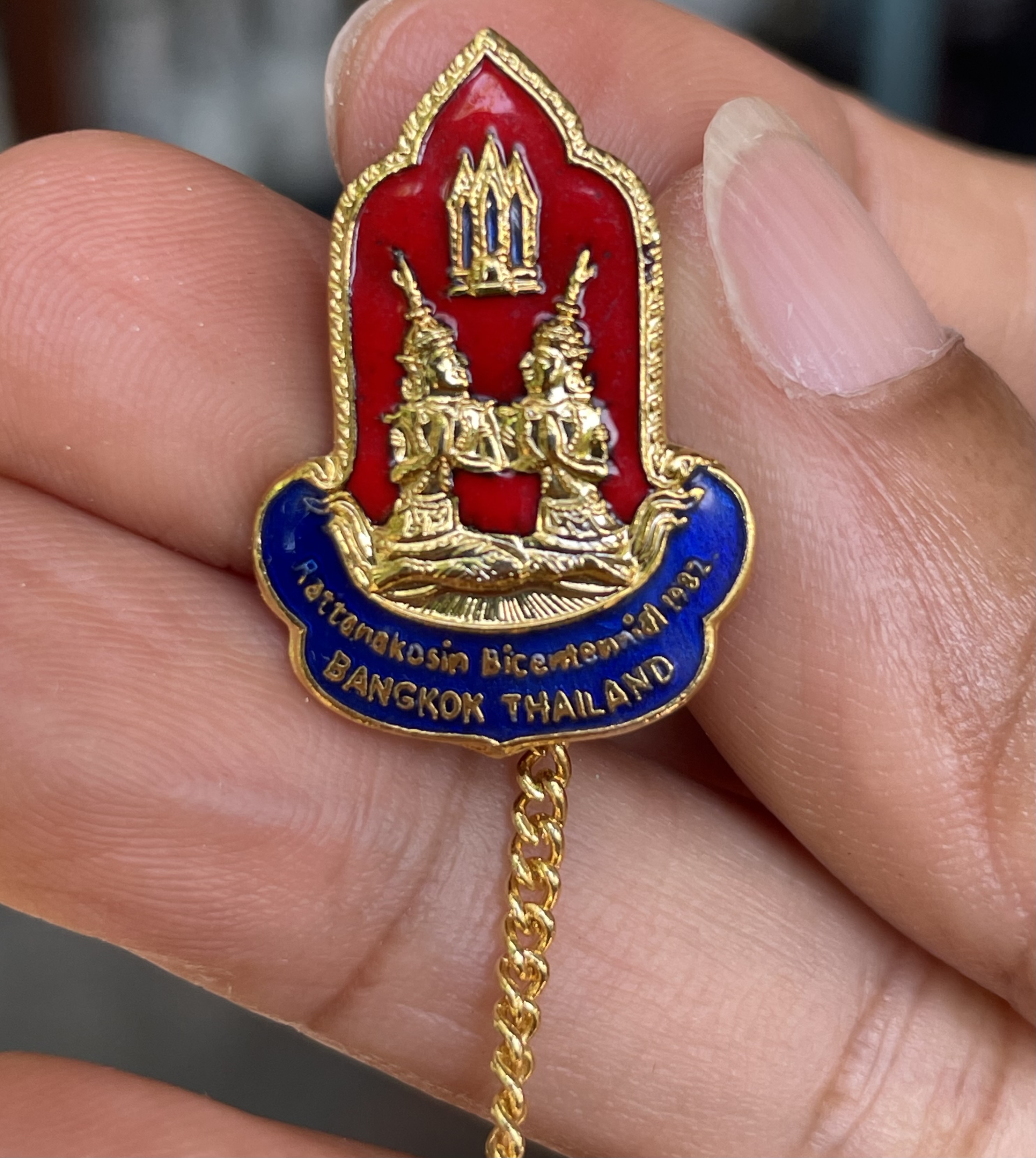 เก่าเก็บ หมุดเนคไท ปกเสื้อ ที่ระลึกสมโภชกรุงรัตนโกสินทร์ 200 ปี พ.ศ.2525 Rattanakosin Bicentennial 1982 BANGKOK THAILAND