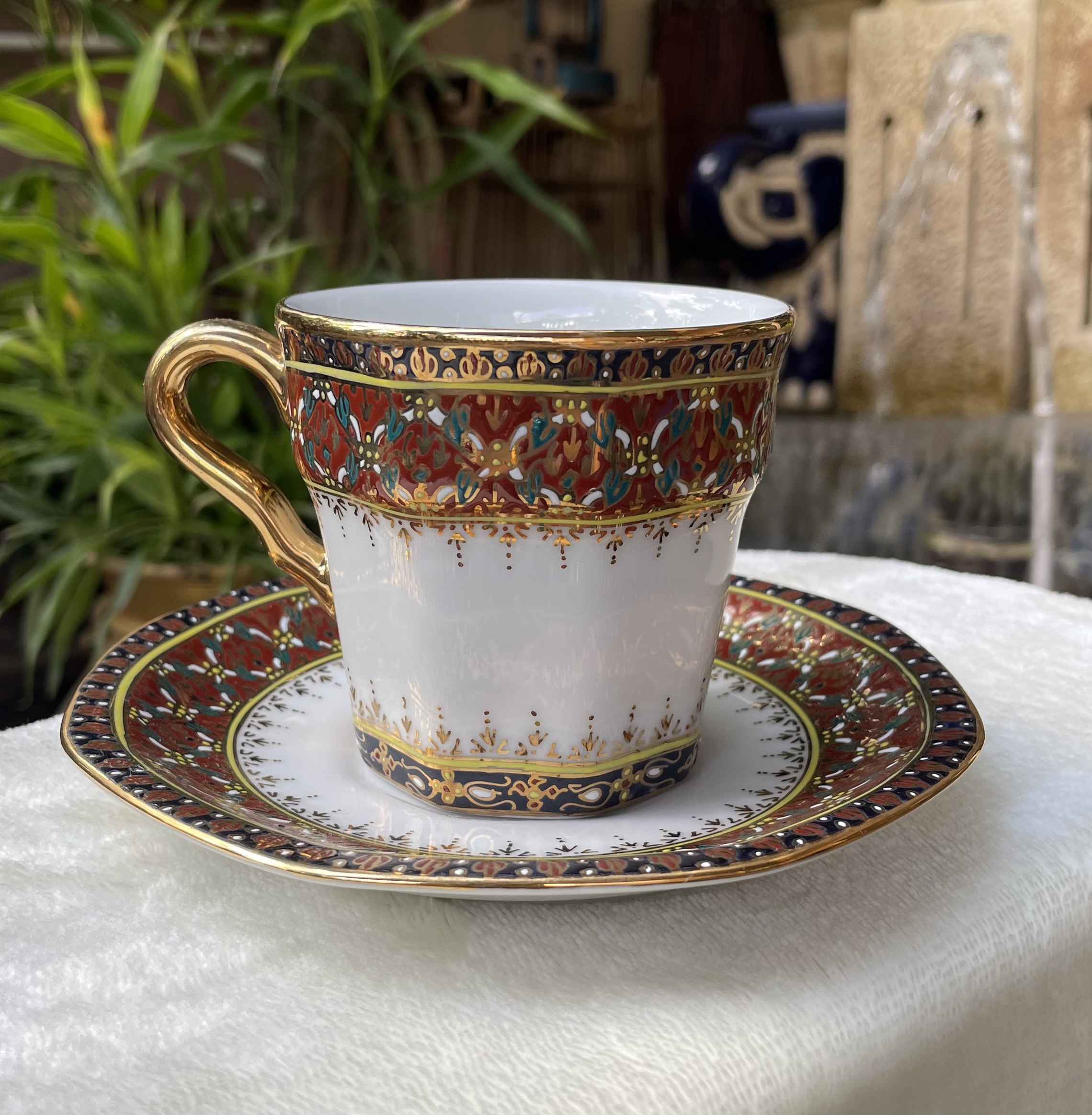 ￼เก็บใหม่ - ชุดถ้วยกาแฟ พร้อมจานรอง เบญจรงค์น้ำทองลายนูน Benjarong Coffee Cup & Saucer