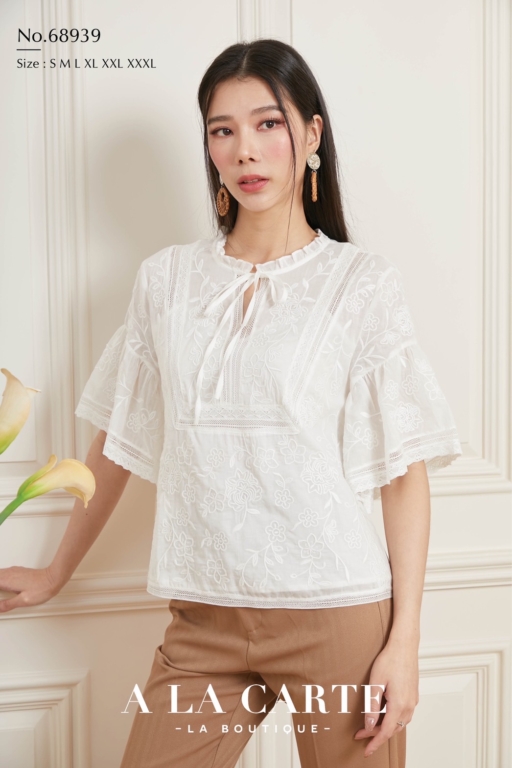 68939 🦚A La Carte🦚เสื้อแขนสั้นคอตตอนงานปักขึ้นใหม่ทั้งตัว ลายดอก placement ตัดต่อใส่ทริมลูกไม้คอตตอนช่วงอก ผ่าคอวีผูกโบ ทรงแขนรูดให้ระบายออกเบาๆตัดทรงเฉียง มีซับใน เนื้อผ้าสวยใส่สบาย 🍀สีขาว 2XL ส้ม 2XL น้ำเงิน XL-3XL