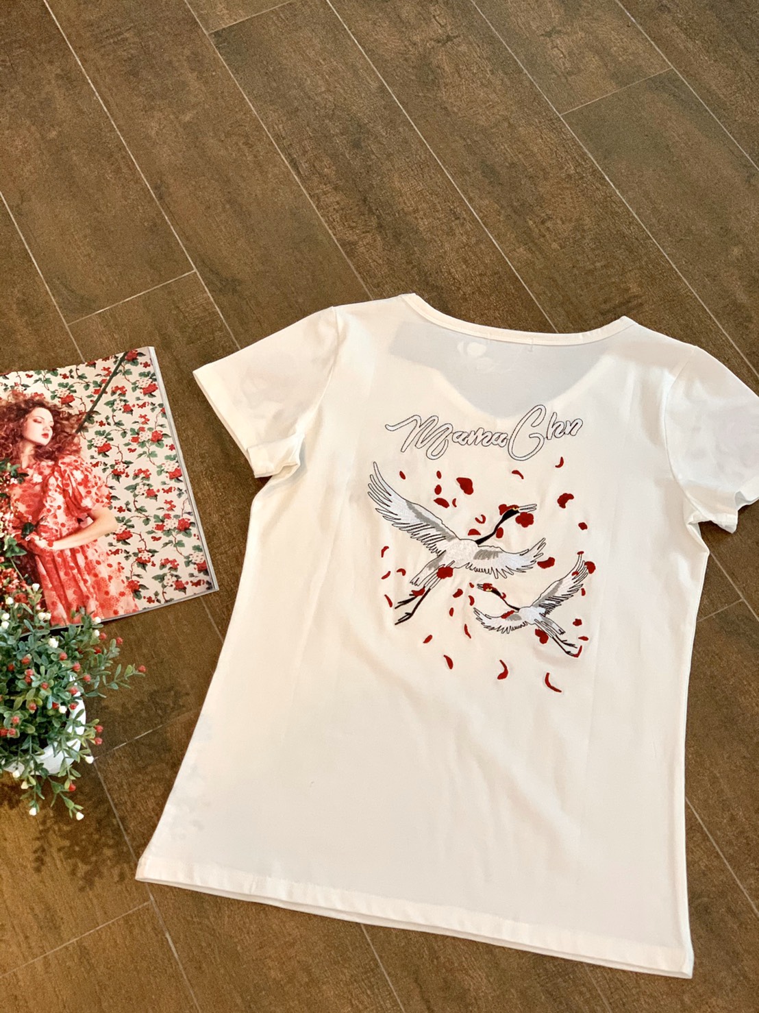 เสื้อยิดคอวี SPN แขนสั้นงานปักหน้าหลัง ลายนกกระเรียน ผ้ายืดเนื้อนิ่มมีความยืดหยุ่นดี ใส่สบาย แพทเทิร์นเข้ารูป ทรงสวยมากค่ะ สีขาว XXL สีดำ L-XXL ค่ะ