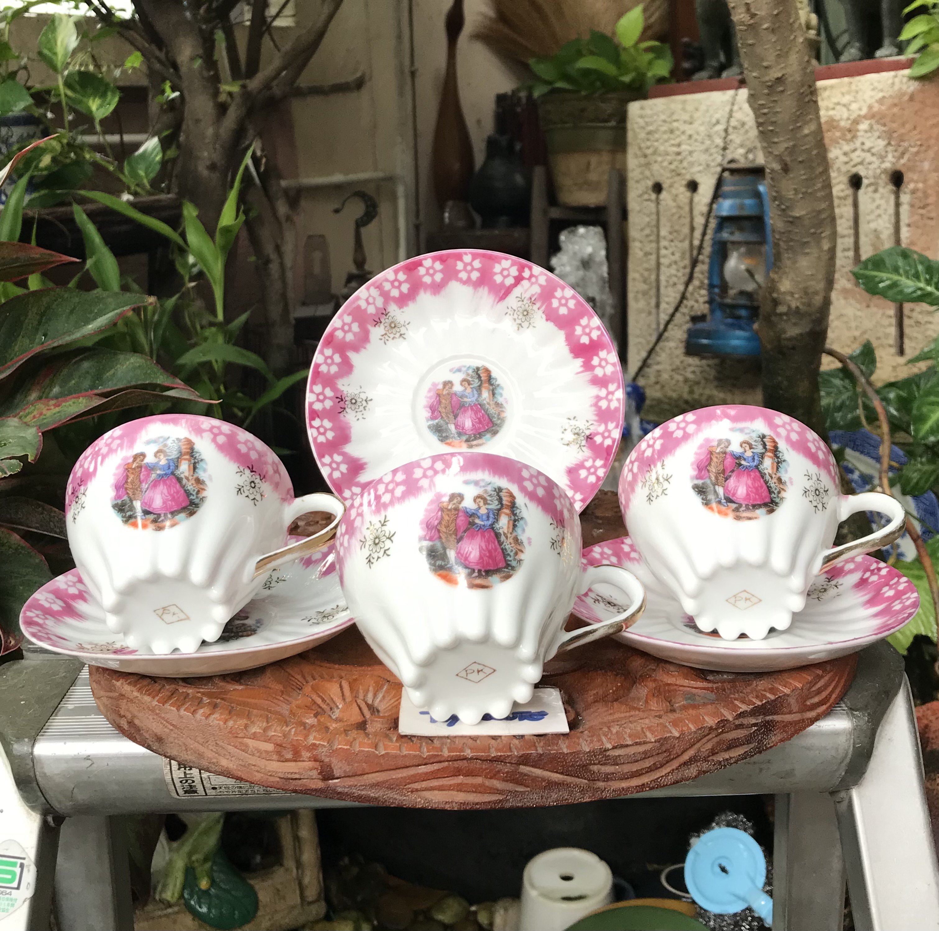 3 ชุดชุดถ้วยกาแฟพร้อมจานรองลายหนุ่มสาว จานรองมีสะกิดขอบนิดๆ 1 ใบ La Reine Limoges with Fragonard Couple Scene