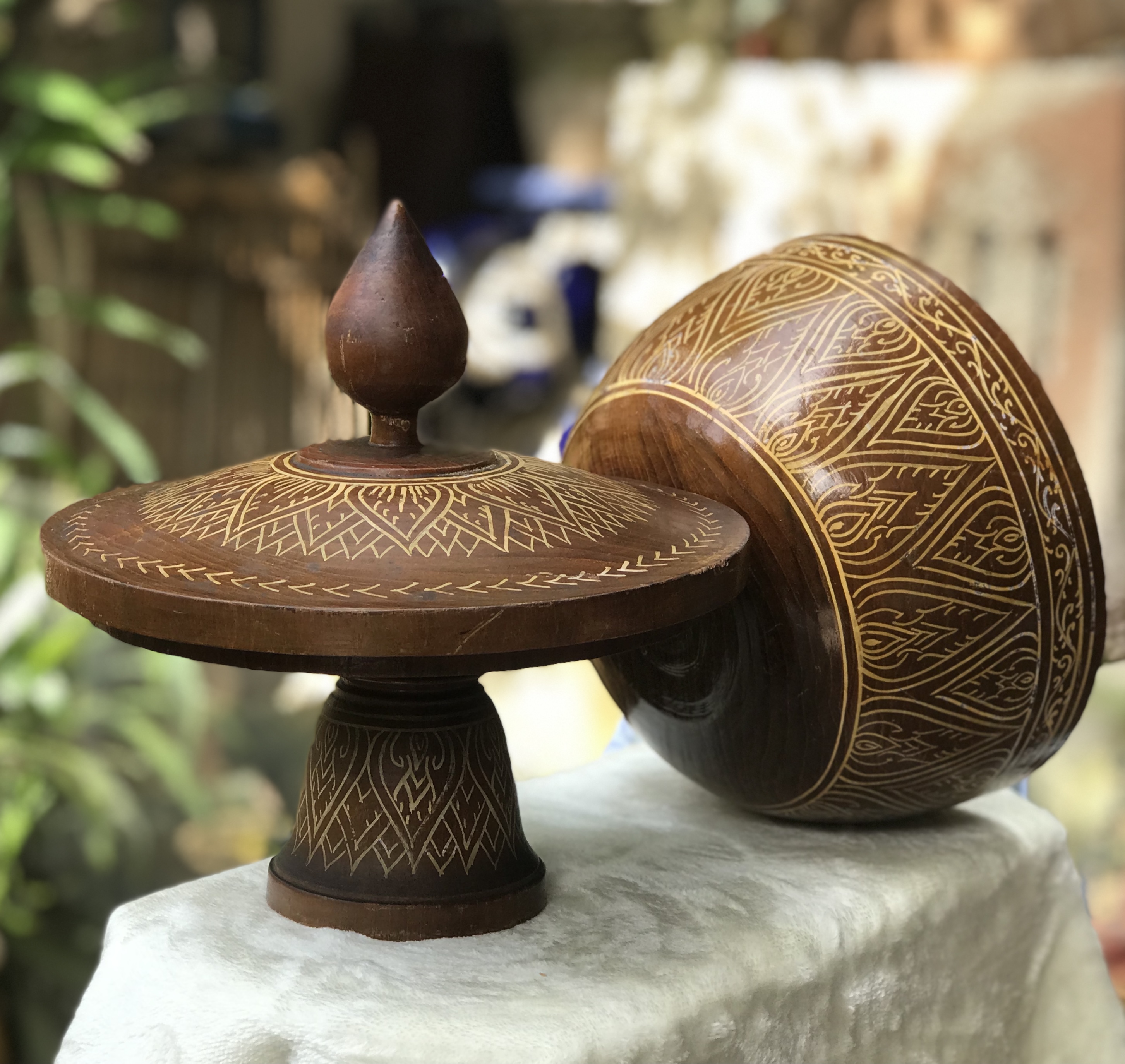 โถ/ขัน ฝาปิดพร้อมพานไม้สัก เขียนมือลายไทย งานเก่าสวยสมบูรณ์ Vintage teak wooden handicrafted Bowl