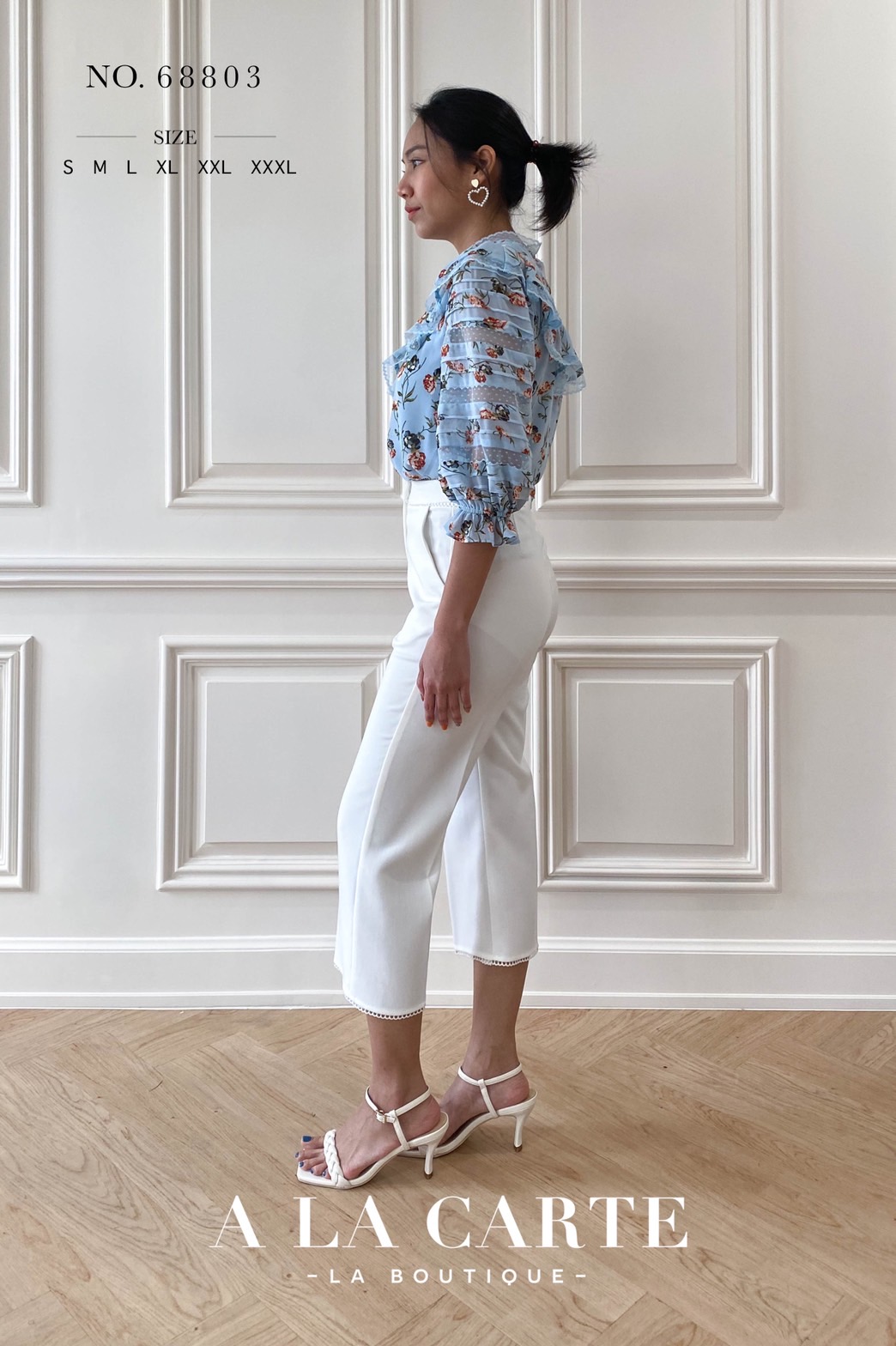 68803🍁A La Carte⚘️ 🍁เสื้อชีฟองพิมพ์ลาย ดีเทลตัดสลับทริมลูกไม้แบบชิ้นต่อชิ้น เรียงกันที่ช่วงอกและแขนเสื้อ คอปลดกระดุมได้ มีระบายโค้งรอบคอ แขนเสื้อ 3 ส่วนสม็อกยางยืดมีระบาย สีชมพู M สีฟ้า S สีดำ M,XL,2-XL
