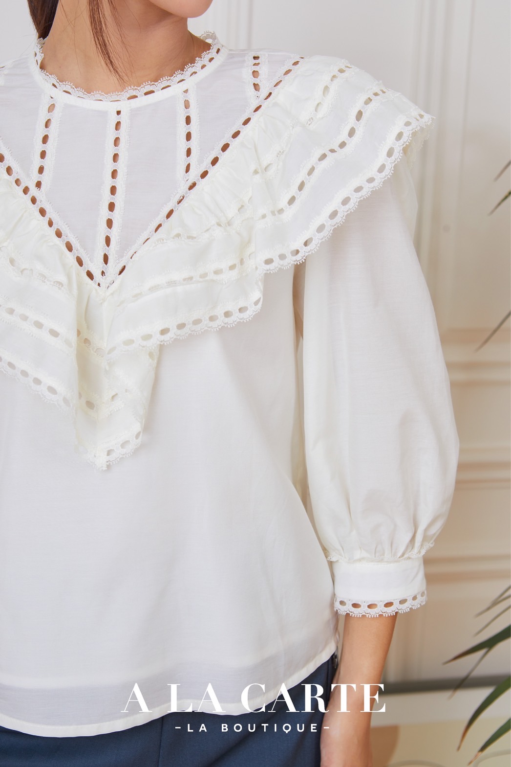 68789 เสื้อ A LA CARTE ผ้าคอตตอนกึ่งซิลด์แขน 3 ส่วน เนื้อสวยใส่สบาย ตัดต่อวีช่วงอกแทรกด้วยทริมลูกไม้ ระบายเป็นวอลลุ่ม ขอบแขนแทรกทริมลูกไม้ สีครีม XL-2XL สีเขียว S , XL,2XL