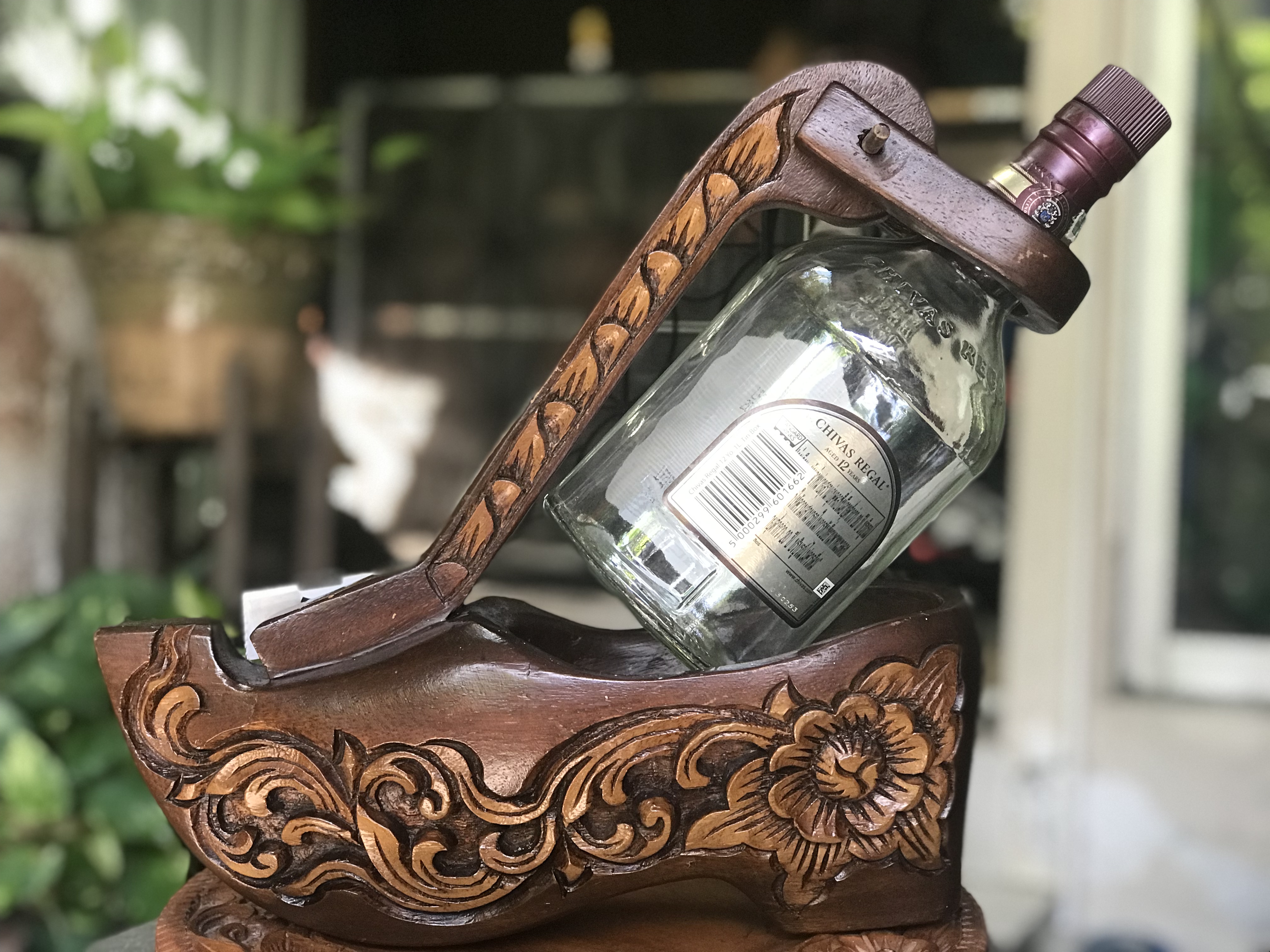 งานเก่า ที่โชว์ขวดเหล้า/ไวน์ รูปรองเท้าที่ใส่ขวดเหล้า ที่วางขวดเหล้า ไม้จริงแกะลาย ขนาดกว้าง 10 ซม ยาว 31 ซม สูง 30 ซม