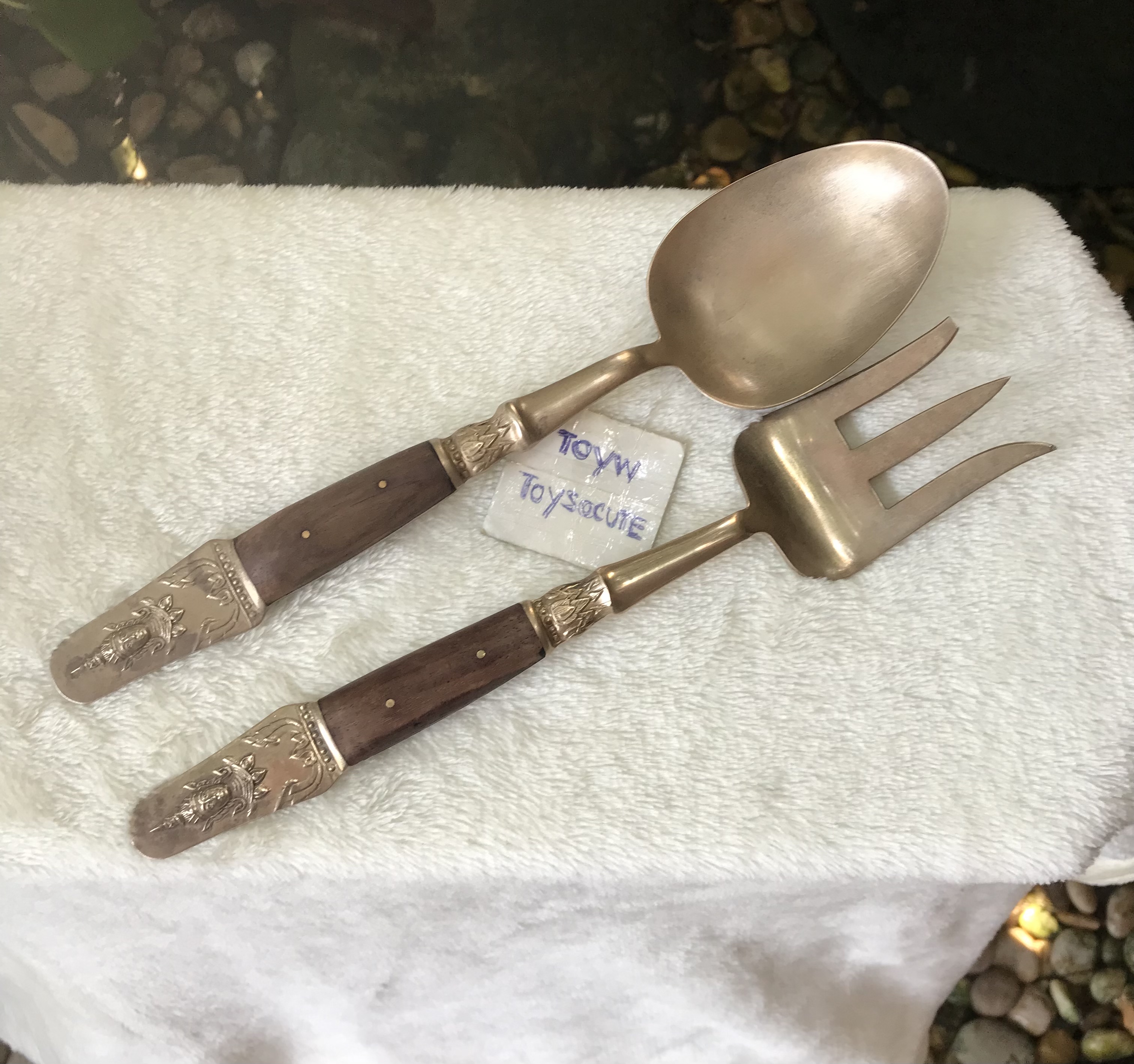 ตำหนิปลายส้อม ช้อนส้อมสลัดทองเหลืองด้ามไม้ ลายเทพพนม Vintage brass salad fork and spoon/Serving Set Fork And Spoon