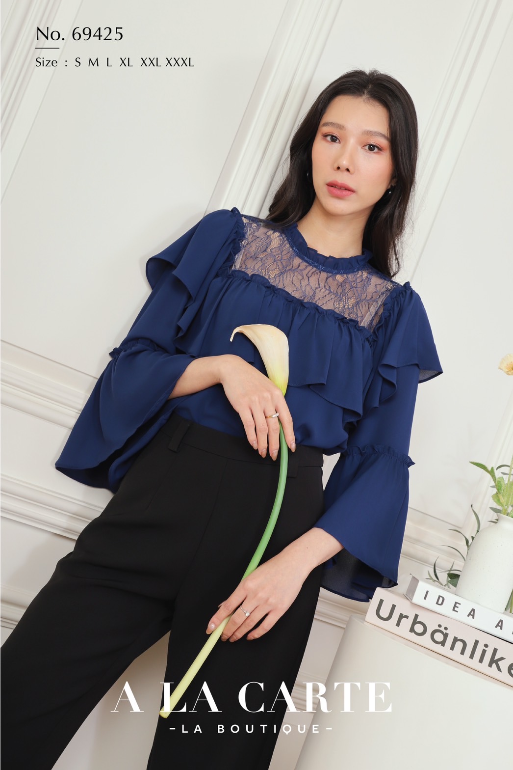 69425 เสื้อ A La Carte ชีฟองสีพื้นแขน 3 ส่วน ผ้าเนื้อเนียนนุ่ม ทิ้งตัว เย็นสบาย แต่งลูกไม้เนื้อนุ่มโปร่งช่วงอก แต่งระบาย และปลายแขน สีขาว S-L,2XL,3XL สีกรม S,L,3XL สีชมพู S,M