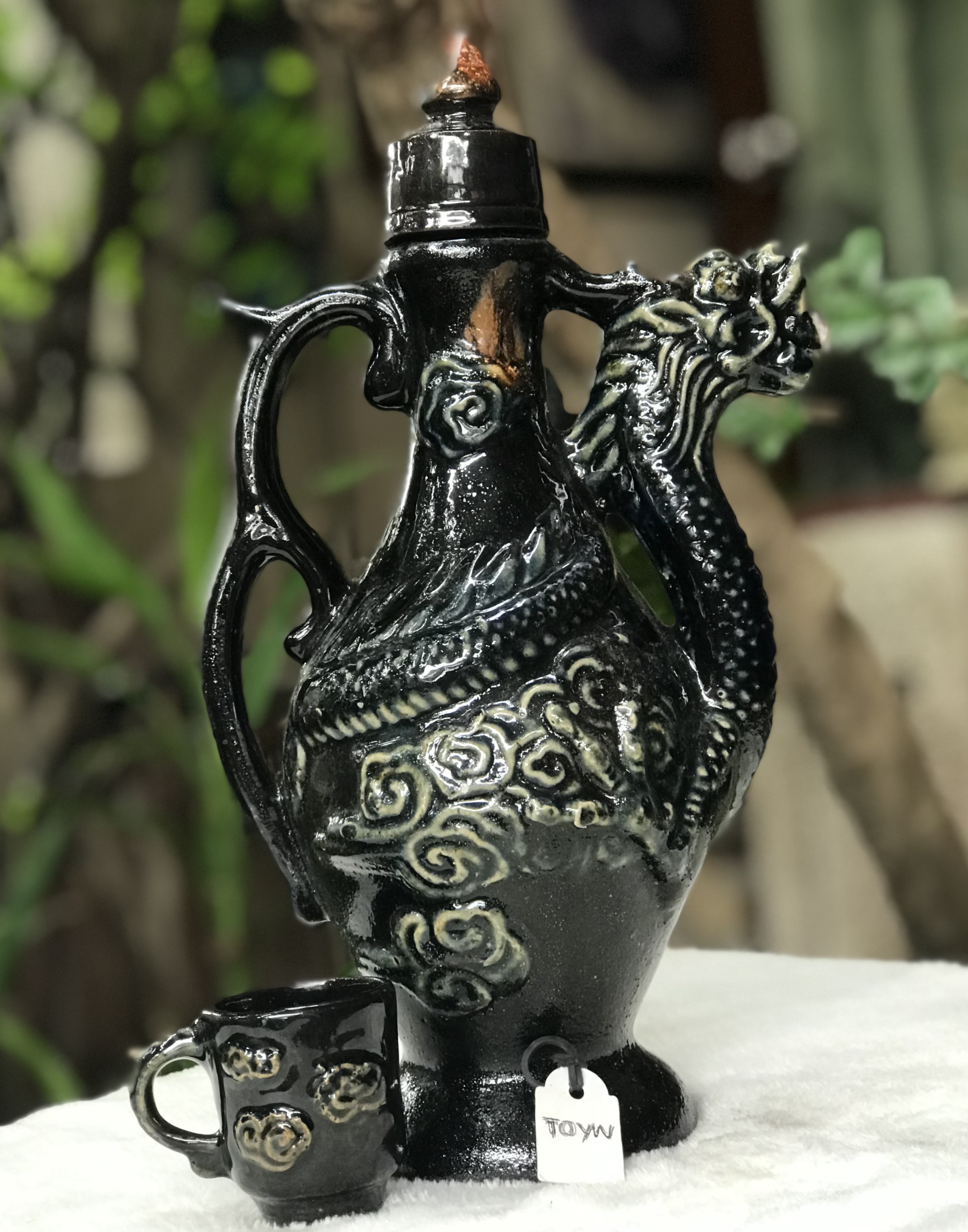 ขวดเหล้าจีนเปล่าพร้อมจอก Porcelain large chinese dragon ลายมังกรนูนต่ำ ดีไซน์รูปกาน้ำชา สวยๆเก๋ๆ สภาพสมบูรณ์ ไม่แตกไม่ร้าว ขนาดกว้าง 14 ซม สูง 28 ซม