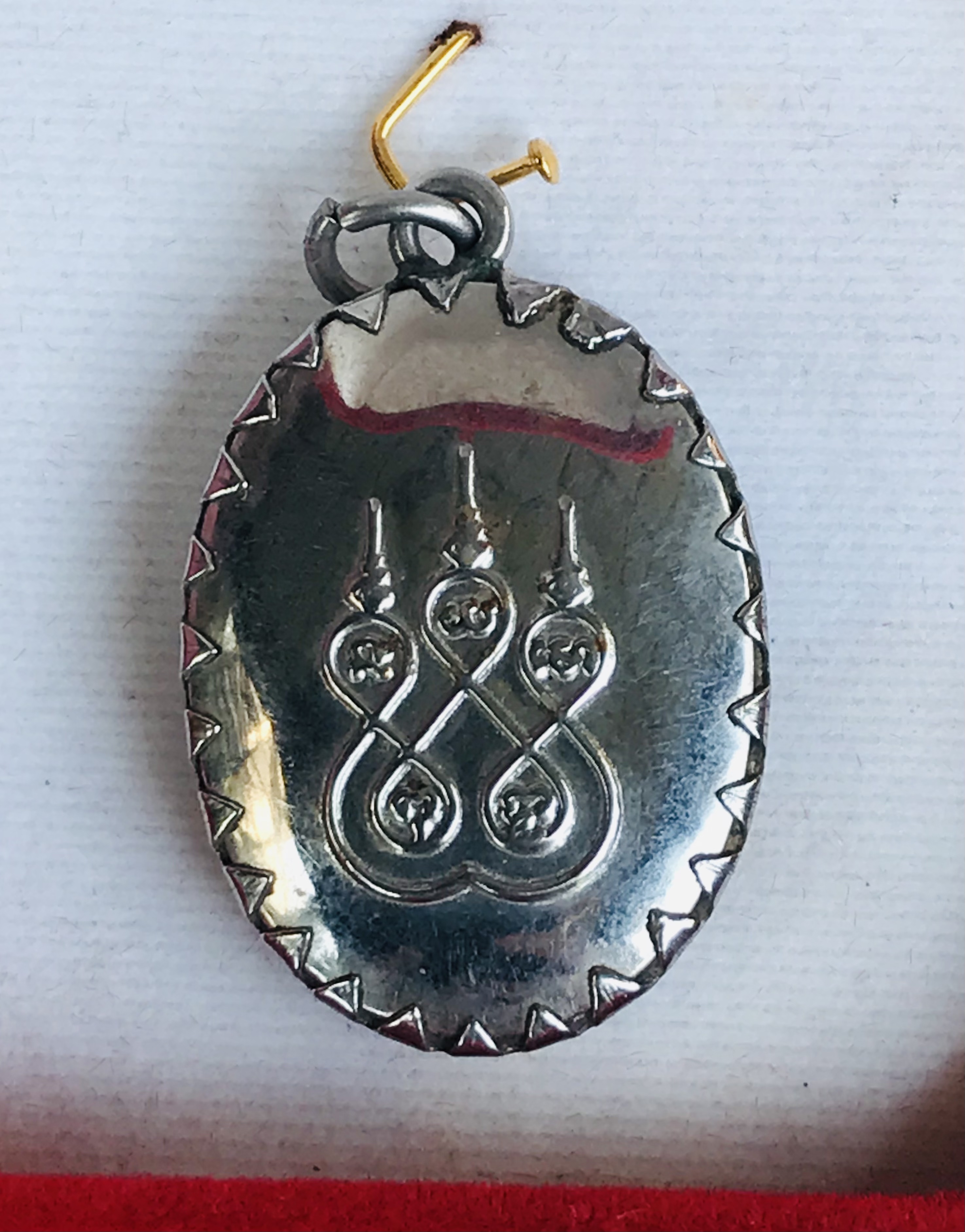 ราคาเริ่มต้น 390 บาท จี้ ล็อกเก็ต Locket เข็มกลัดกะไหล่เงิน รัชกาลที่ 5 เสด็จพ่อ ร.5 หลังยันต์ห้า เหมาะใส่ขึ้นคอจะเป็นสิริมงคลอย่างยิ่ง. สภาพสวยหายากค่ะ