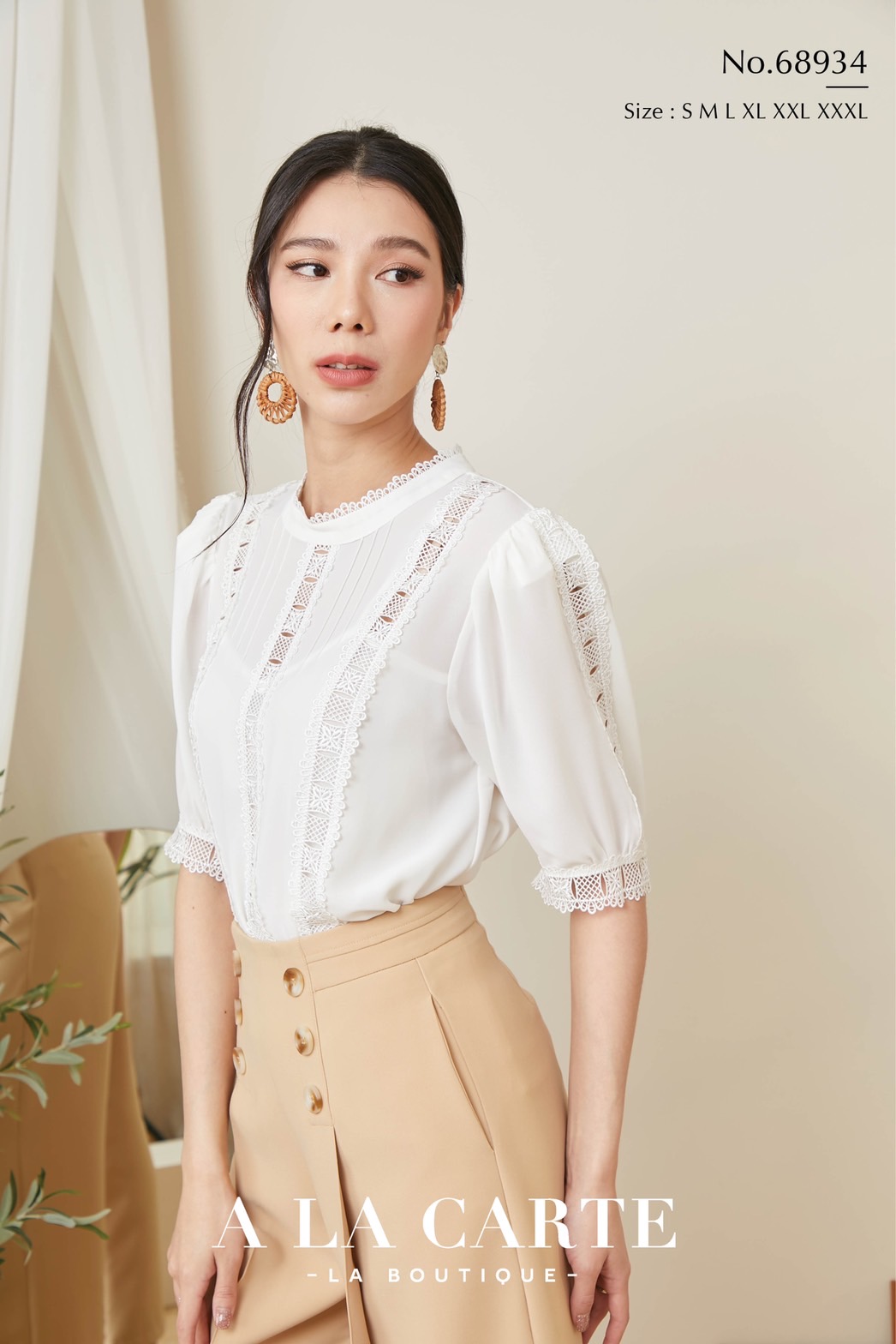 68934 เสื้อ 💐A La Carte🦋 ผ้าชีฟองเนื้อทรายมีน้ำหนัก ตัดต่อแทรกแถบลูกไม้ มีซับใน แขนสั้นเหนือศอก สีขาว S,2XL สีเขียว S สีแดงอมส้ม 2XL