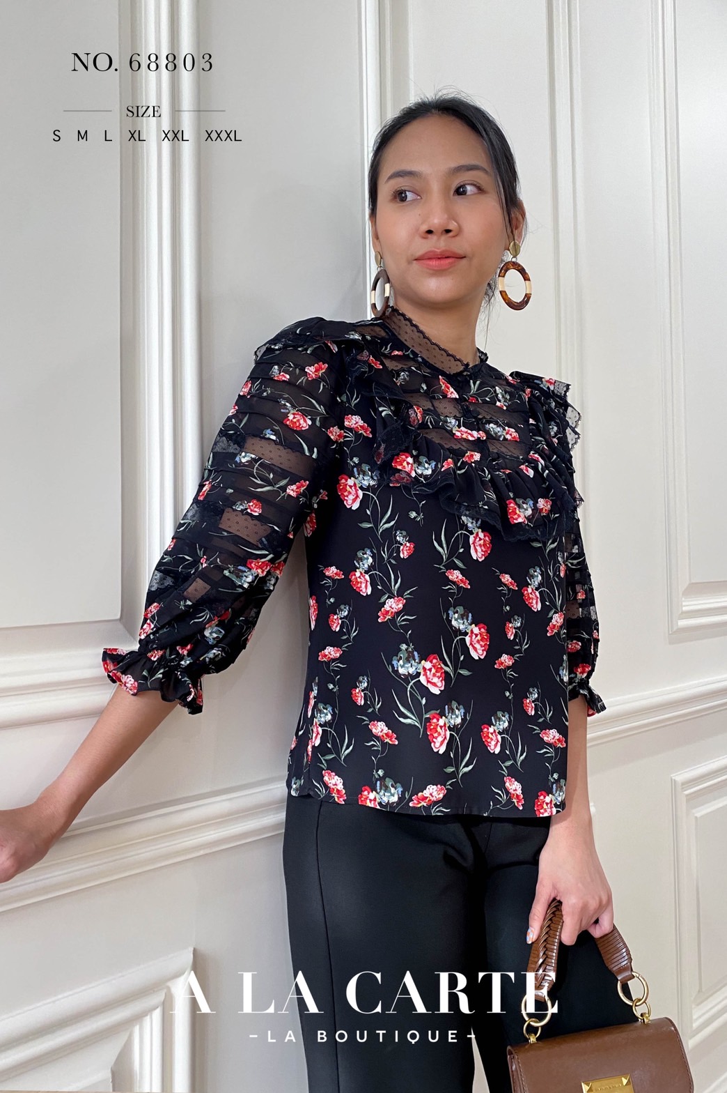 68803🍁A La Carte⚘️ 🍁เสื้อชีฟองพิมพ์ลาย ดีเทลตัดสลับทริมลูกไม้แบบชิ้นต่อชิ้น เรียงกันที่ช่วงอกและแขนเสื้อ คอปลดกระดุมได้ มีระบายโค้งรอบคอ แขนเสื้อ 3 ส่วนสม็อกยางยืดมีระบาย สีชมพู M สีฟ้า S สีดำ M,XL,2-XL