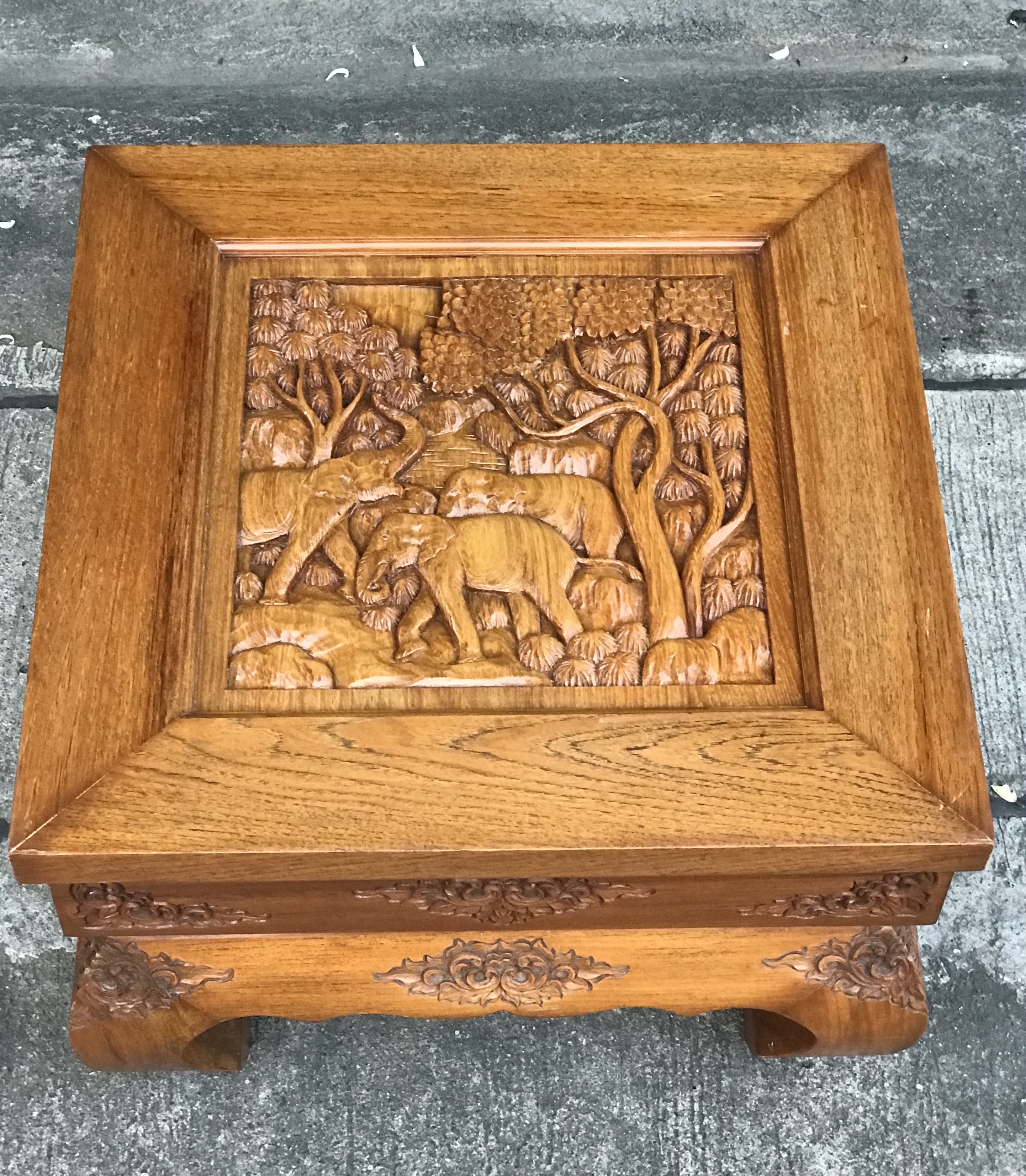 สนใจปิดทักค่ะ โต๊ะไม้สักขาคู้ โต๊ะข้าง โต๊ะกลางชุดรับแขก ตั่งแกะลาย ท็อปแกะลายช้างป่า ลายนูน มีมิติ แข็งแรง ไม่โยก ไม่ผุ สีเดิมๆไม้หนาๆหนักๆ