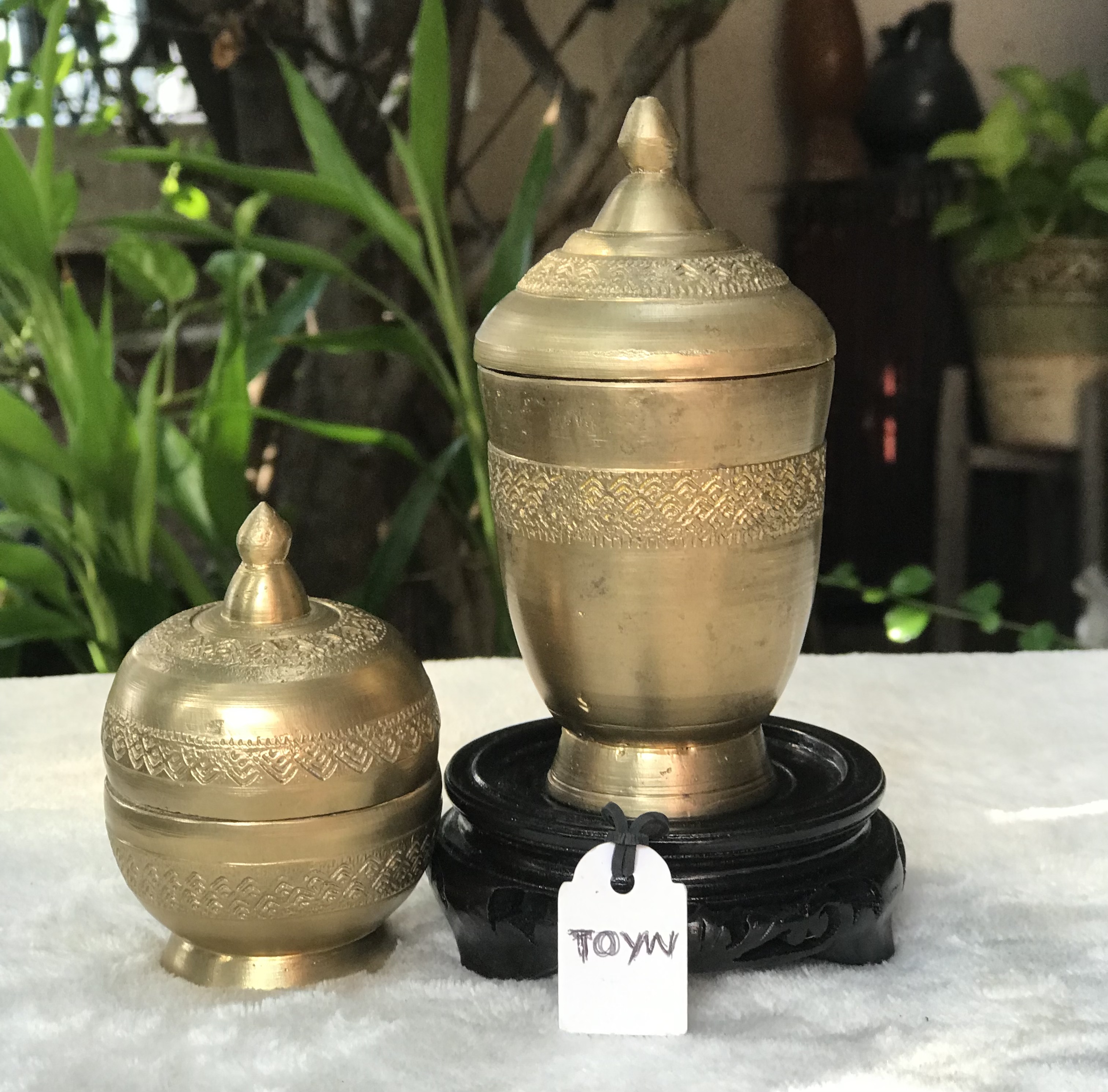 เริ่มต้น 690 บาท Antique Brass cement outlet เต้าปูนทองเหลืองโบราณ ตอกลาย หล่อหนาๆ งานประณีต สวยงามตามแบบไทย เต้าปูนสูง ขนาดลำตัว 2.8 นิ้ว ตัวเต้าสูง(รวมฝา) 4.9 นิ้ว เต้าปูนเตี้ย ขนาดลำตัว 2.7 นิ้ว ตัวเต้าสูง(รวมฝา) 3.5 นิ้ว