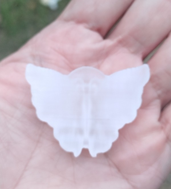 แร่ธรรมชาติ หินเซเลไนต์ แกะผีเสื้อ 4.5cm