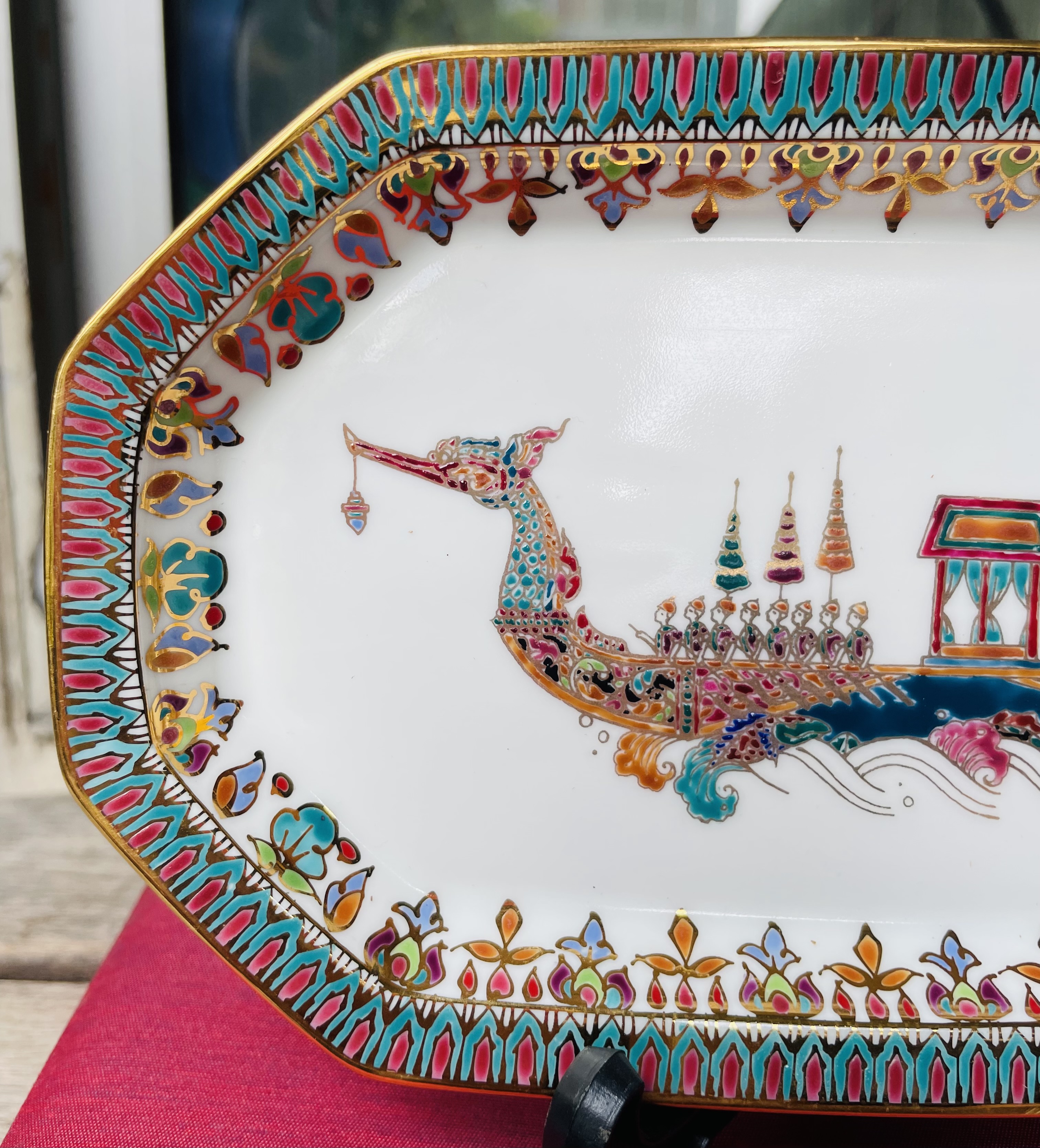 เก่าเก็บกว่า 25 ปี จานโชว์เบญจรงค์เขียนลายเรือสุพรรณหงส์น้ำทอง Benjarong Show Plate of the Suphannahong