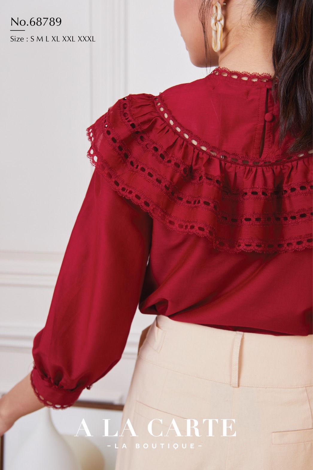 68789 เสื้อ A LA CARTE ผ้าคอตตอนกึ่งซิลด์แขน 3 ส่วน เนื้อสวยใส่สบาย ตัดต่อวีช่วงอกแทรกด้วยทริมลูกไม้ ระบายเป็นวอลลุ่ม ขอบแขนแทรกทริมลูกไม้ สีครีม XL-2XL สีเขียว S , XL,2XL