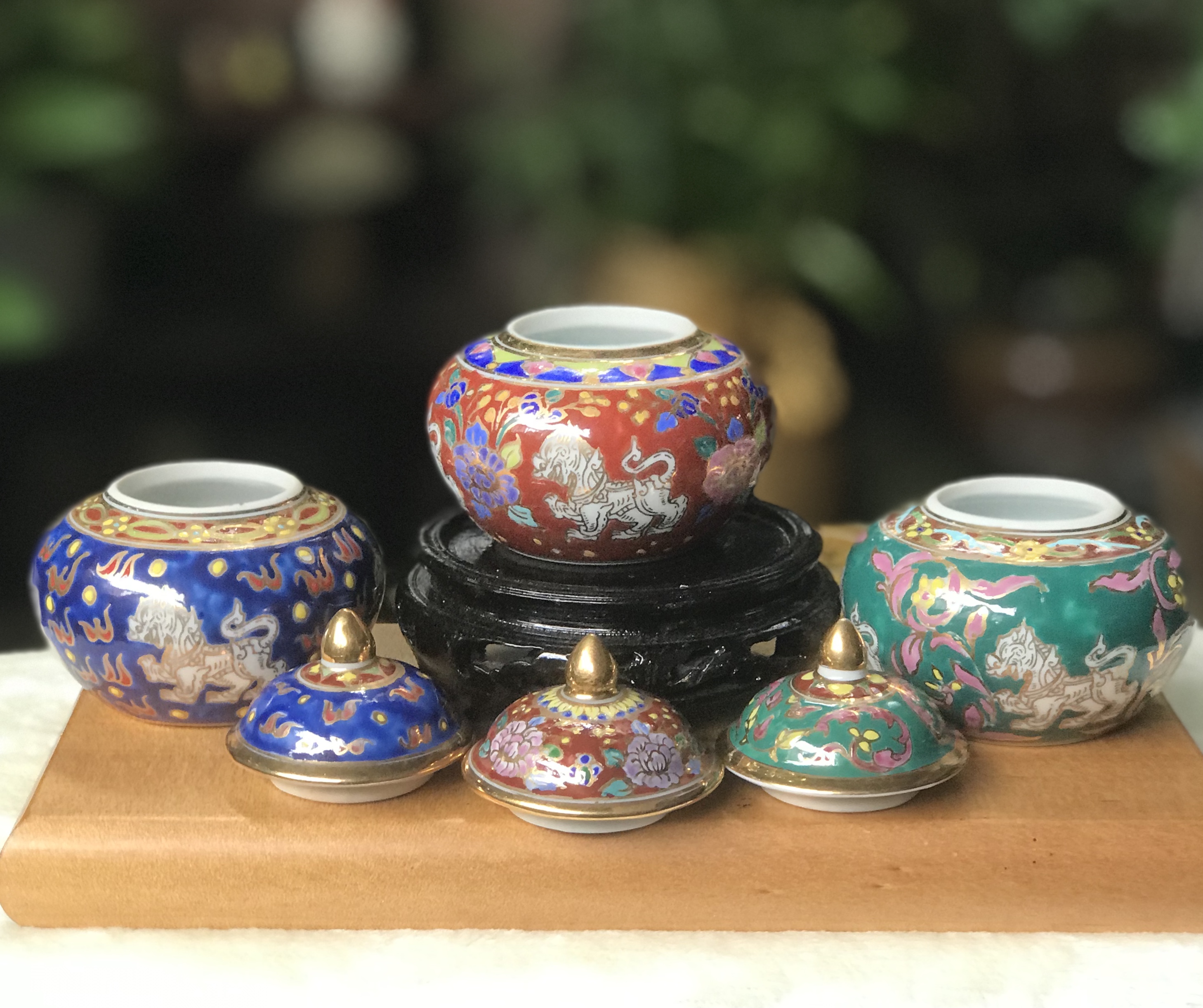 ￼ราคาเริ่มต้น 550 บาท อายุกว่า 30 ปี โถปริกเบญจรงค์เขียนลวดลายและสิงห์ลายน้ำทอง สิงห์ Singha - บริษัท บุญรอด วาระครบ 60 ปี เมื่อปี 2536