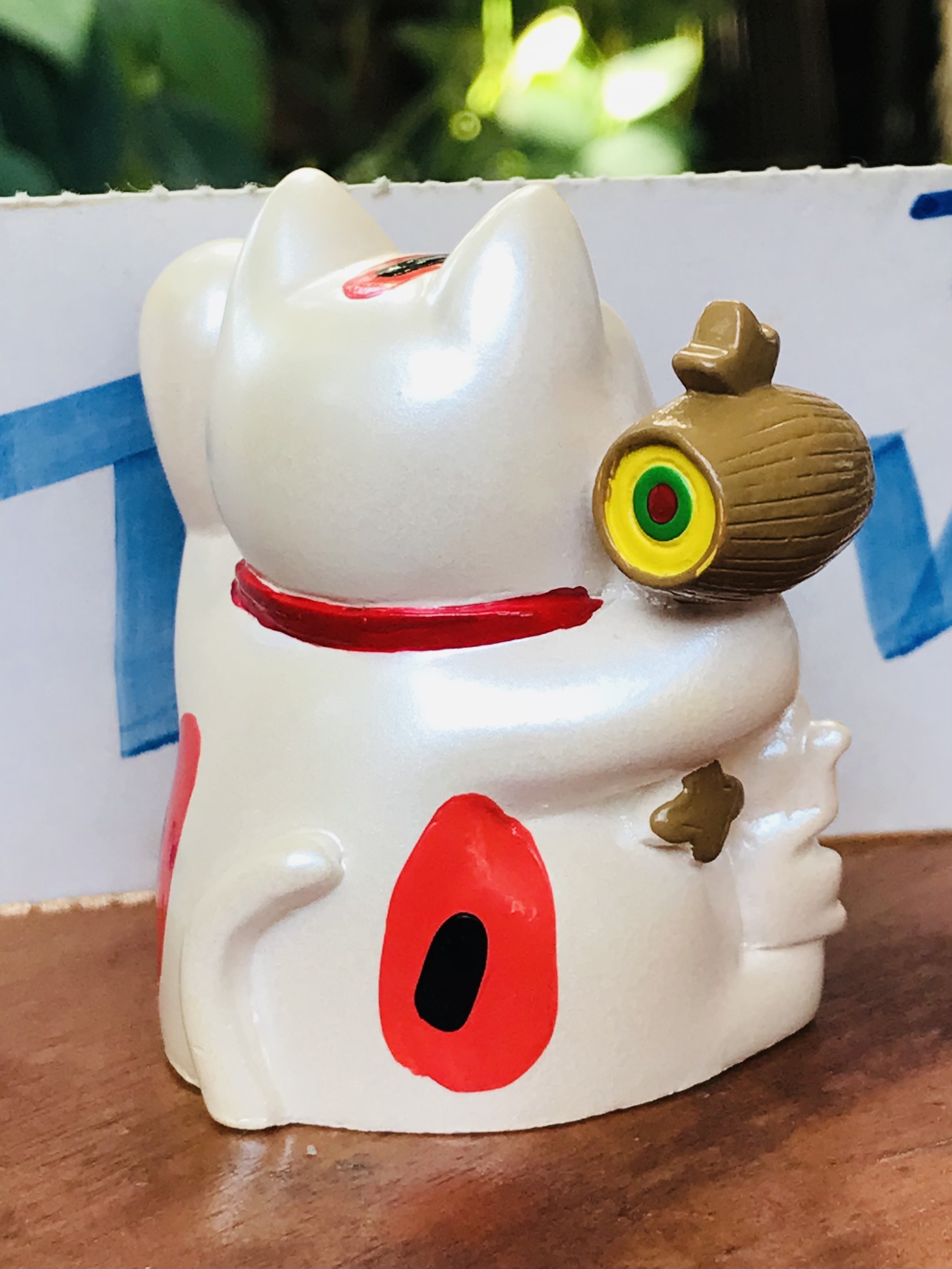 แมวกวักนำโชค Maneki Neko (招き猫) แมวกวักถือฆ้อน หมายถึงความมั่งคั่ง ขนาดกว้าง 5.5 ซม สูง 6.5 ซม ความหมายที่แท้จริงของตุ๊กตาแมวกวักญี่ปุ่น ทั้งหมดทั้งมวลก็คือ เครื่องรางแห่งความโชคดี