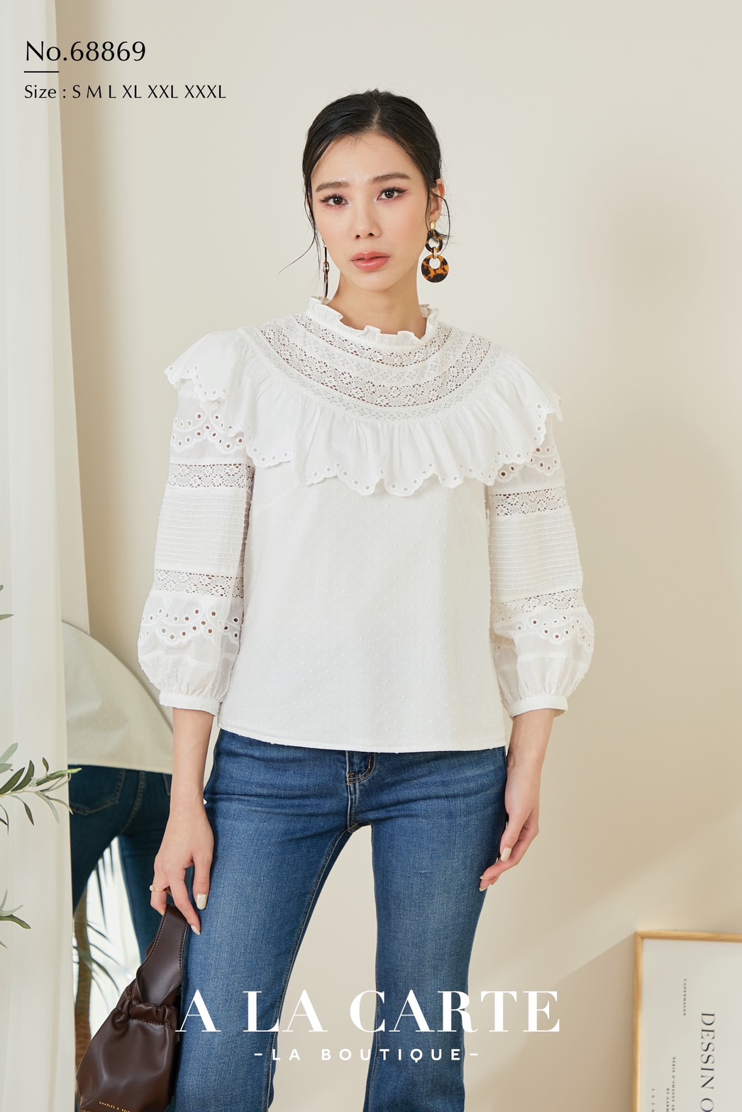 68869🦋A la carte🦋เสื้อคอตตอนแขน 3 ส่วน ลายจุดนูนในตัว ช่วงอกแต้งทริมลูกไม้เย็บโค้งต่อกัน มีระบายที่คอ เลาะเชิง แขนตีเกล็ด ตัดต่อลูกไม้ งานปัก🌸สีขาว XL-2XL ฟ้า 2XL-3XL น้ำตาล M,XL.3XL