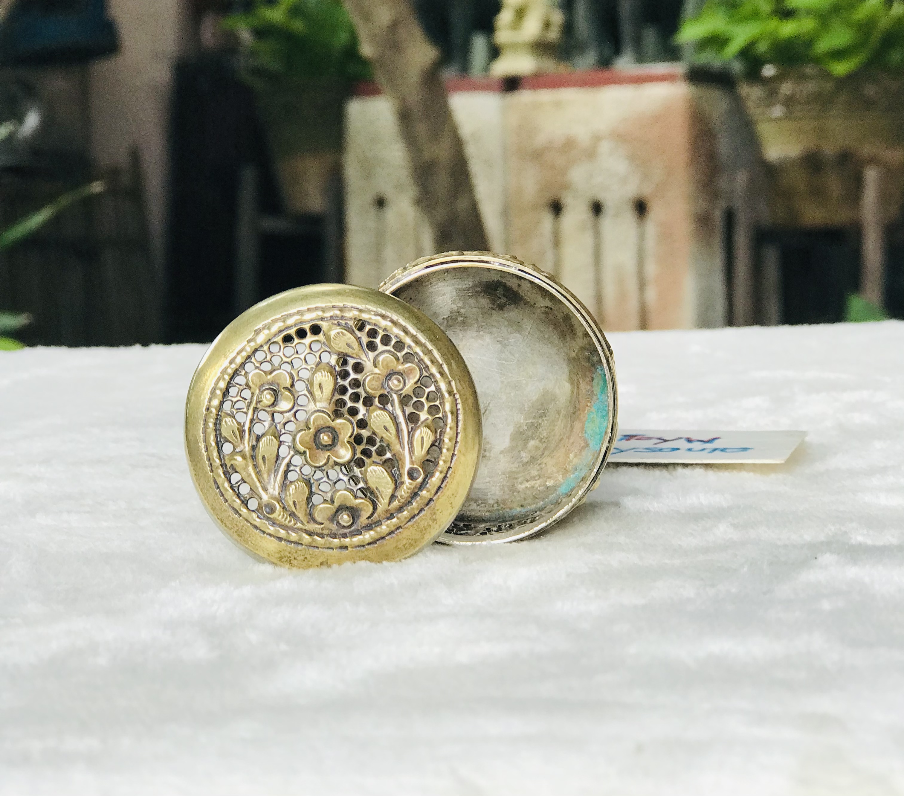 เริ่มต้น 290 บาท Antique Brass งานทองเหลืองเก่า ตลับทองเหลืองตอกลาย ตลับขี้ผึ้งทองเหลืองลายเทพพนม ทรงกลม ทรงรี ทรงลูกจันทร์ ทรงฟักทอง
