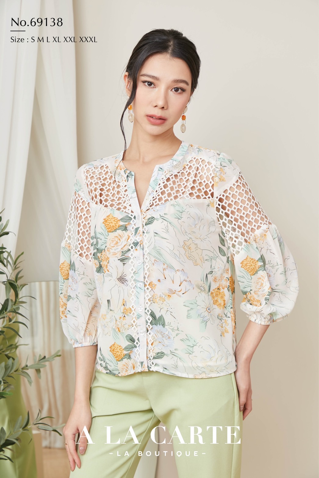 69138 เสื้อ🍀A La Carte🦋 ผ้าชีฟองพิมพ์ลาย เนื้อนิ่มเย็นใส่สบาย ตัดต่อลูกไม้เนื้อทอ เสื้อคอวี ทรงผ่าติดกระดุมหน้า แทรกเชิงลูกไม้ แขนใส่ขอบยางยืด สีดำ S,L,2XL สีครีม S,L
