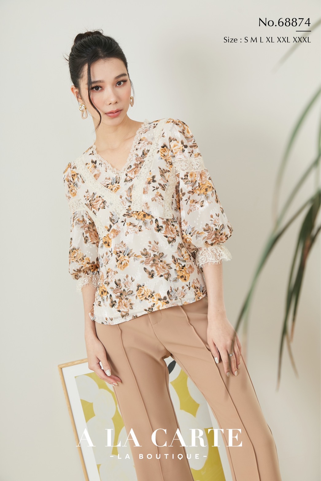 68874💐👛A La Carte👛เสื้อชีฟองแขน 3 ส่วนพิมพ์ลายดอกโทน ทรงคอวีแต่งทริมลูกไม้ แทรกลูกไม้แบบชิ้นต่อชิ้น ตัวเสื้อทรงเข้ารูปเล็กน้อย มีซิปข้าง ทรงแขน 3 ส่วนแบบคลุมศอก สีเทา M,2XL สีดำ S,M,XL,2XL