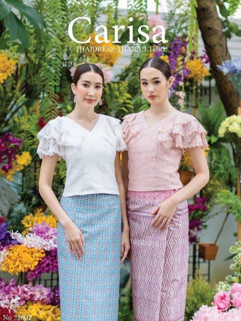 เสื้อลูกไม้ CARISA คอวี หน้า-หลัง แขนระบายชั้นสวยหรู งานเกรดพรีเมี่ยม ทรงสวย งานตัดเย็บอย่างประณีต ซับในด้วยผ้าซาตินเนื้อดี ใส่สบายไม่ร้อนค่ะ สีชมพู L