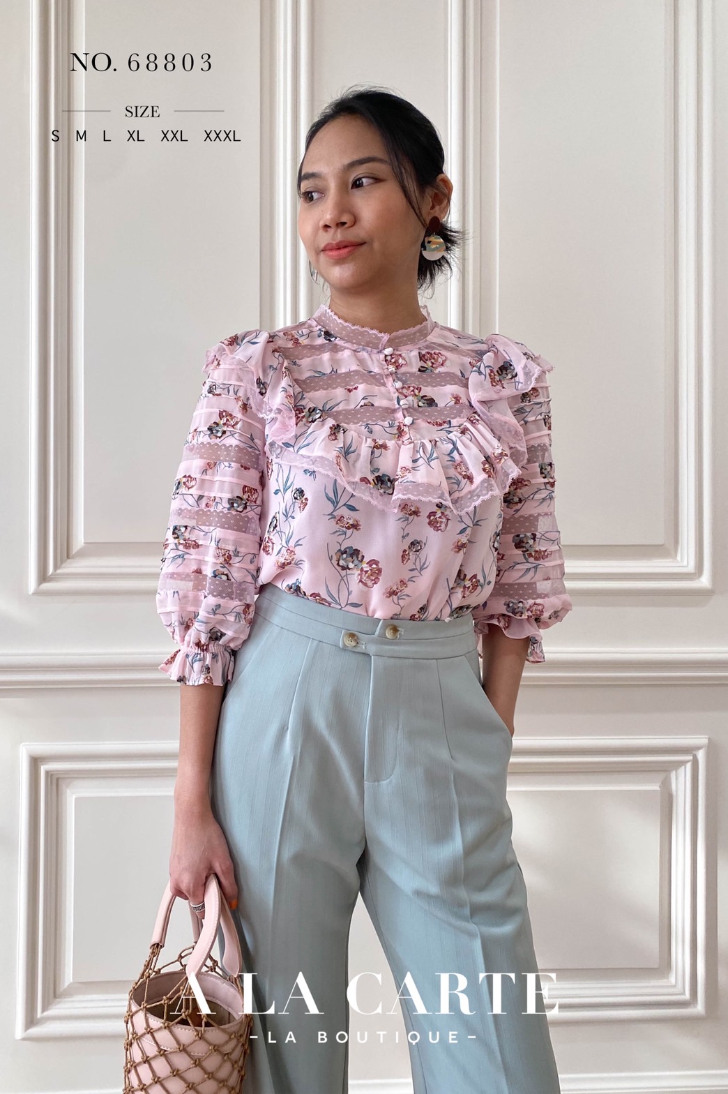68803🍁A La Carte⚘️ 🍁เสื้อชีฟองพิมพ์ลาย ดีเทลตัดสลับทริมลูกไม้แบบชิ้นต่อชิ้น เรียงกันที่ช่วงอกและแขนเสื้อ คอปลดกระดุมได้ มีระบายโค้งรอบคอ แขนเสื้อ 3 ส่วนสม็อกยางยืดมีระบาย สีชมพู M สีฟ้า S สีดำ M,XL,2-XL