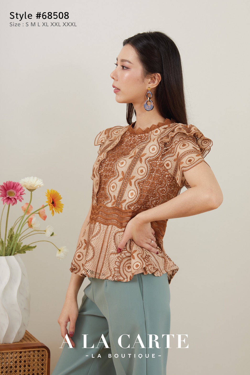 68508 เสื้อลูกไม้แขนสั้น ใส่ออกงาน ลูกไม้ทอลาย two-tone ลายลูกไม้เนื้อนุ่มย ซับผ้าชีฟองสีครีม ช่วงเอวตัดต่อเข้ารูปเชื่อมด้วยลูกไม้ ต่อระบาย มีซิปหลัง สีครีม L สีฟ้า S,3XL สีแดง M