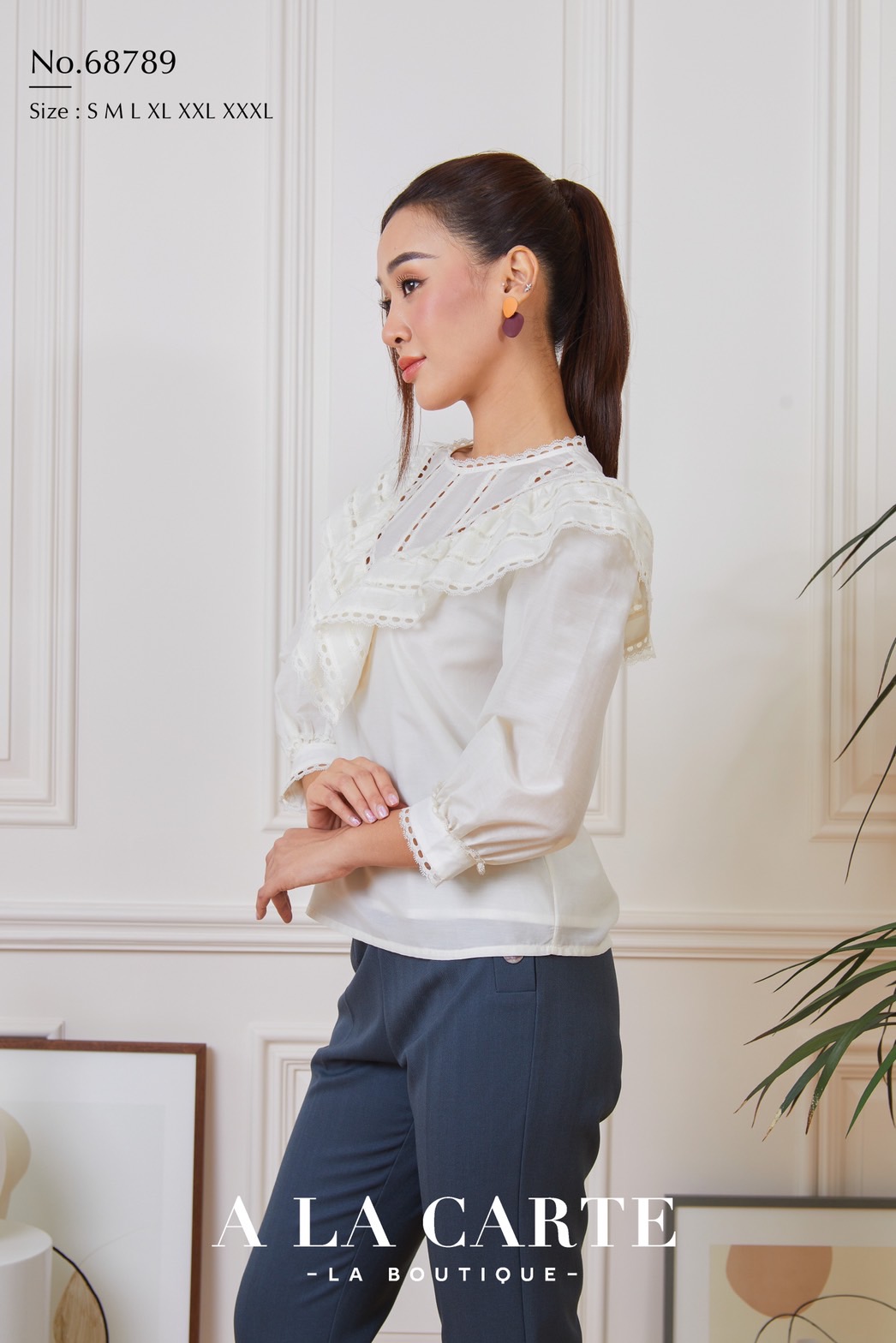 68789 เสื้อ A LA CARTE ผ้าคอตตอนกึ่งซิลด์แขน 3 ส่วน เนื้อสวยใส่สบาย ตัดต่อวีช่วงอกแทรกด้วยทริมลูกไม้ ระบายเป็นวอลลุ่ม ขอบแขนแทรกทริมลูกไม้ สีครีม XL-2XL สีเขียว S , XL,2XL