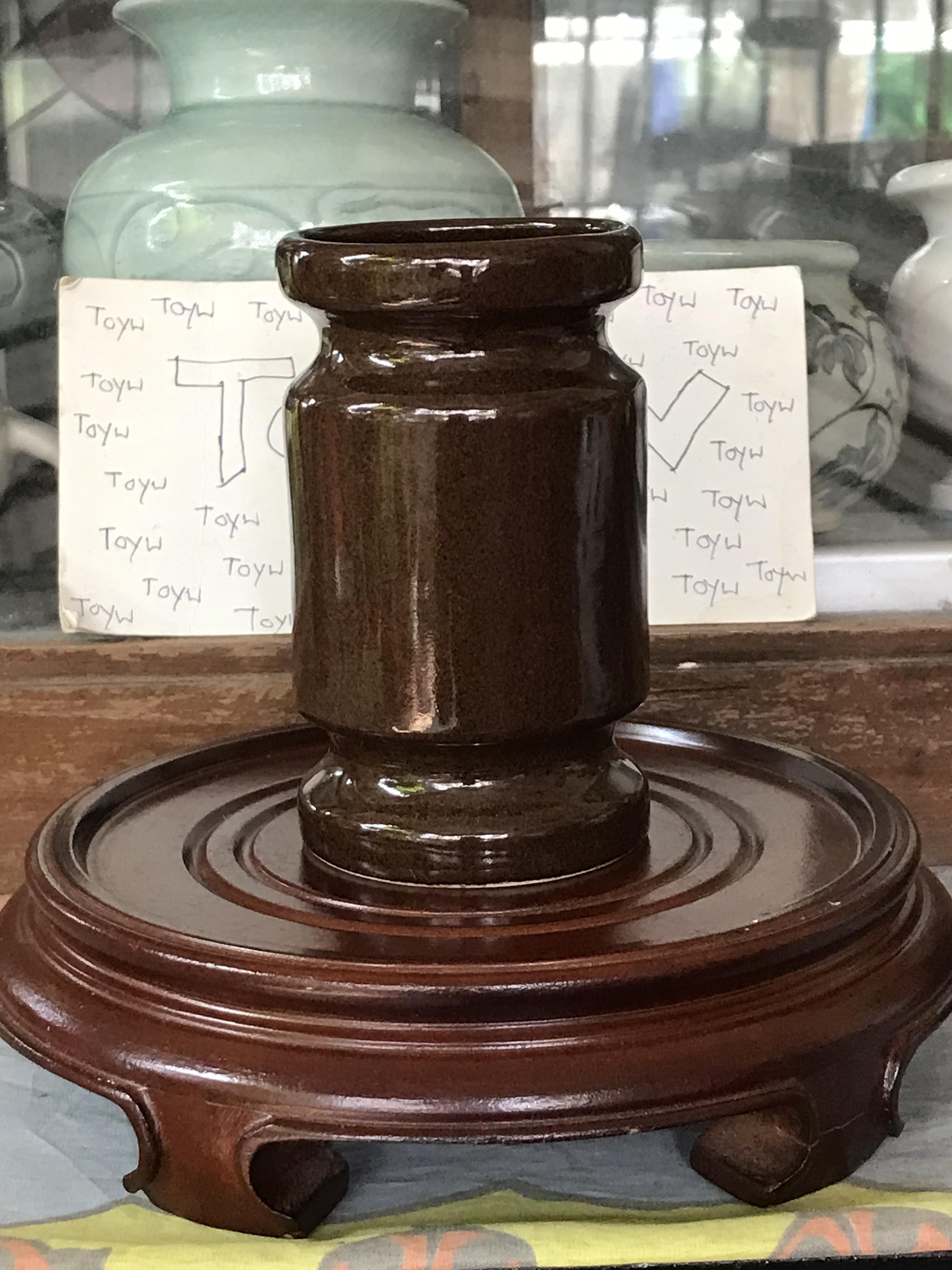 งานเก่า แจกันเซรามิค ที่ใส่ดินสอปากกา ที่ระลึกธนาคารทหารไทย โลโก้เก่า -ควบรวมกิจการ ปัจจุบันเปลี่ยนชื่อเป็นธนาคารทหารไทยธนชาต ขนาดกว้าง 7 ซม สูง 12 ซม