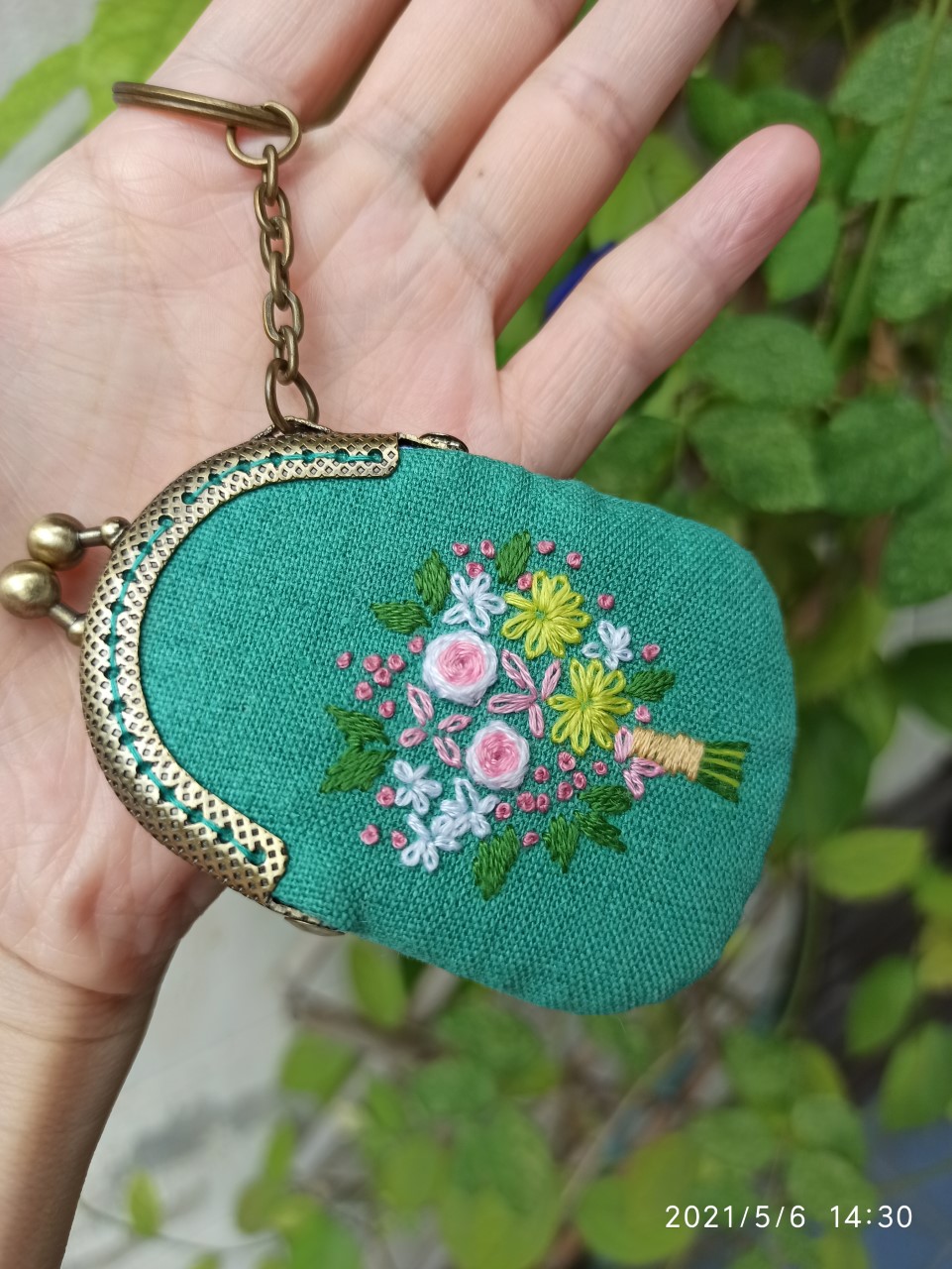พวงกุญแจกระเป๋าผ้าใส่เหรียญ ปักดอกไม้ ผ้าพื้นสีเขียว handmade