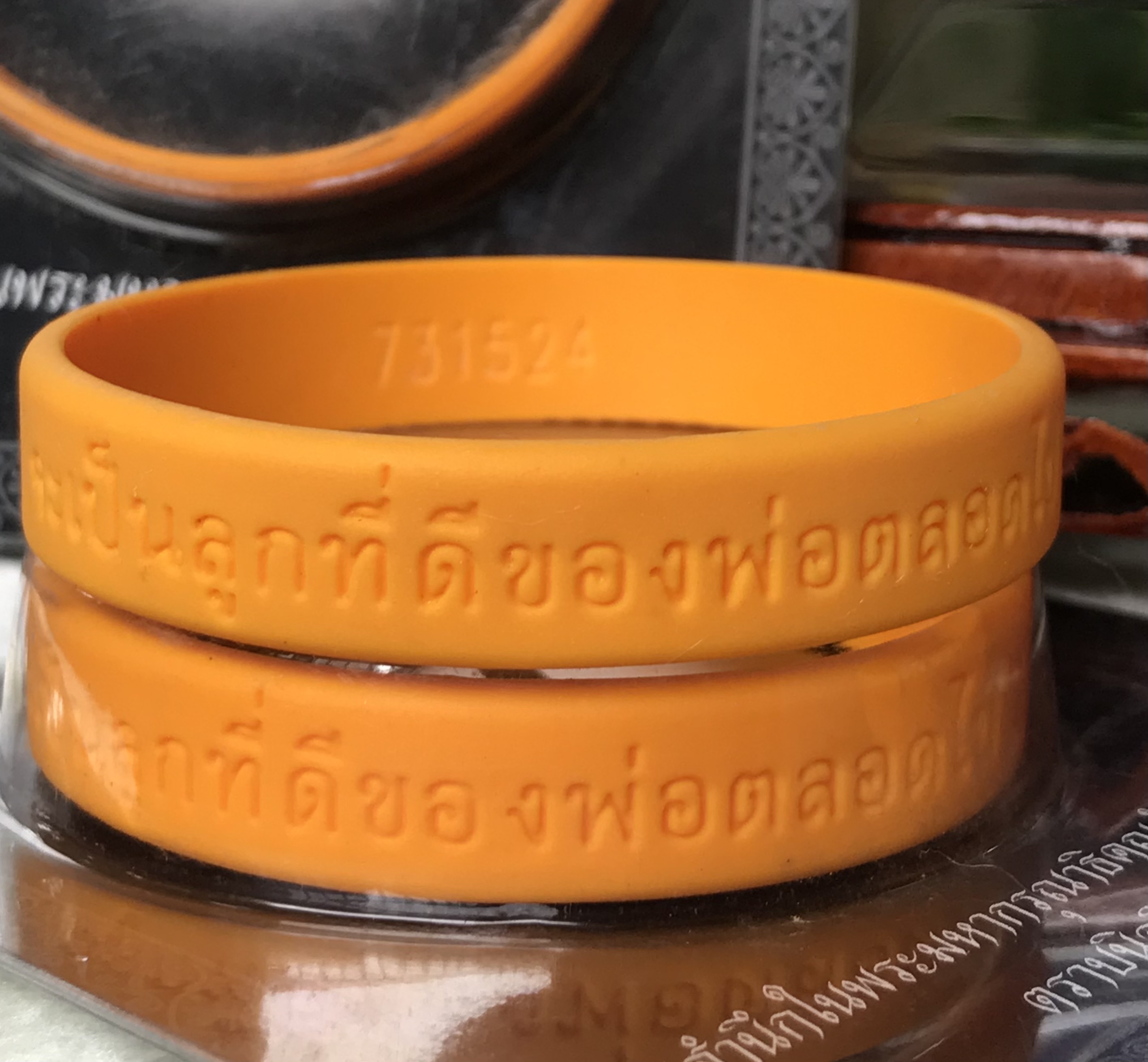 รำลึกถึงพ่อหลวง รัชกาลที่ 9 สายข้อมือสีเหลือง ข้อความด้านนอก "จะเป็นลูกที่ดีของพ่อตลอดไป I Love My Father” ด้านในมีหมายเลขกำกับทุกชิ้น