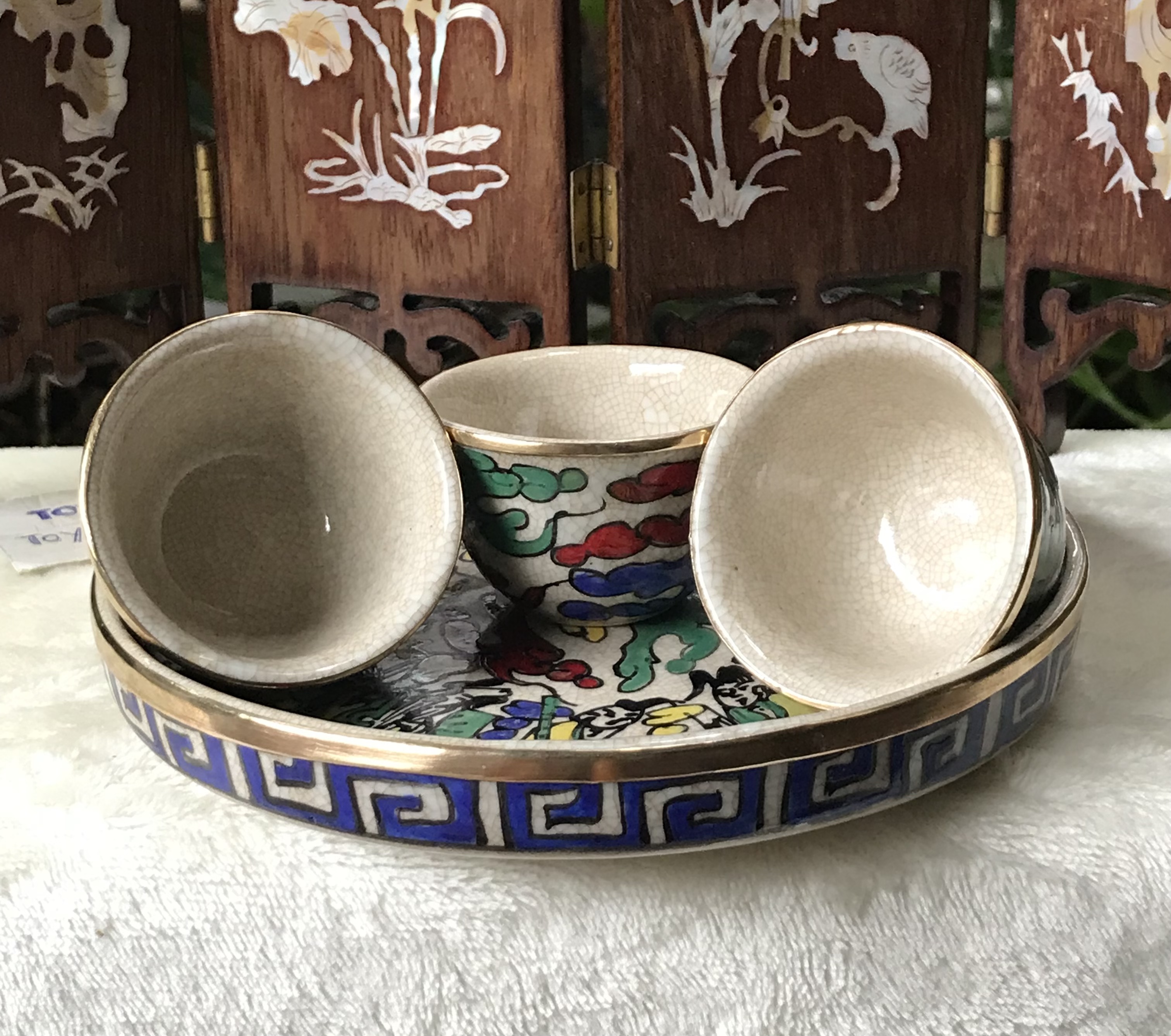 ￼ชุดจอกน้ำชา พร้อมถาดรองจอก เนื้อกระเบื้อง เขียนสี รัดขอบทองเหลือง Vintage Chinese Porcelain Tea Set Hand painted