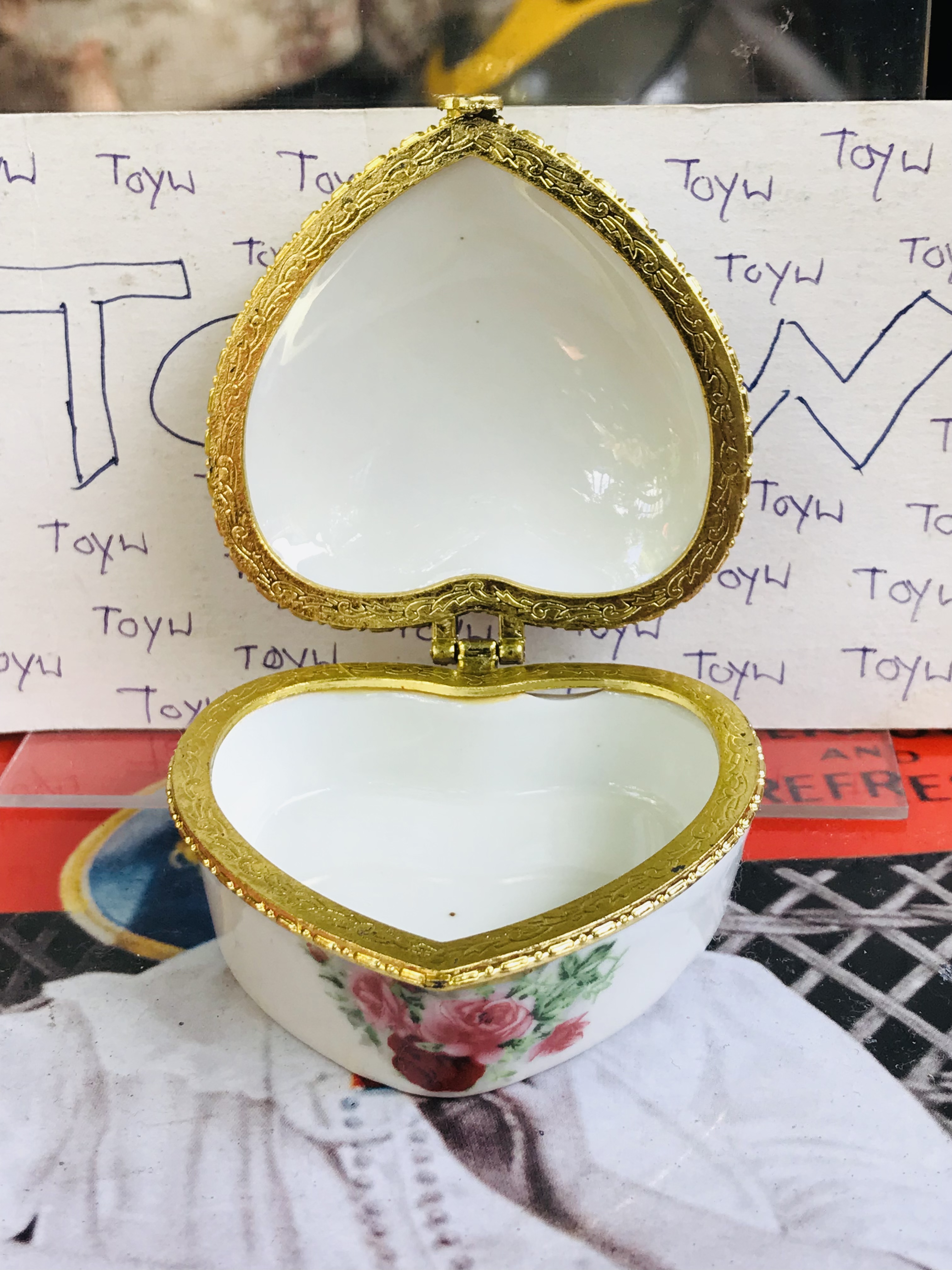 เริ่มต้น 120 บาท เก็บเก่า งานวินเทจตลับเซรามิค คละแบบคละลายคละขนาด ใส่ของใส่ยา ใ่ส่เครื่องประดับชิ้นเล็กๆ และของรักษ์อื่นๆ