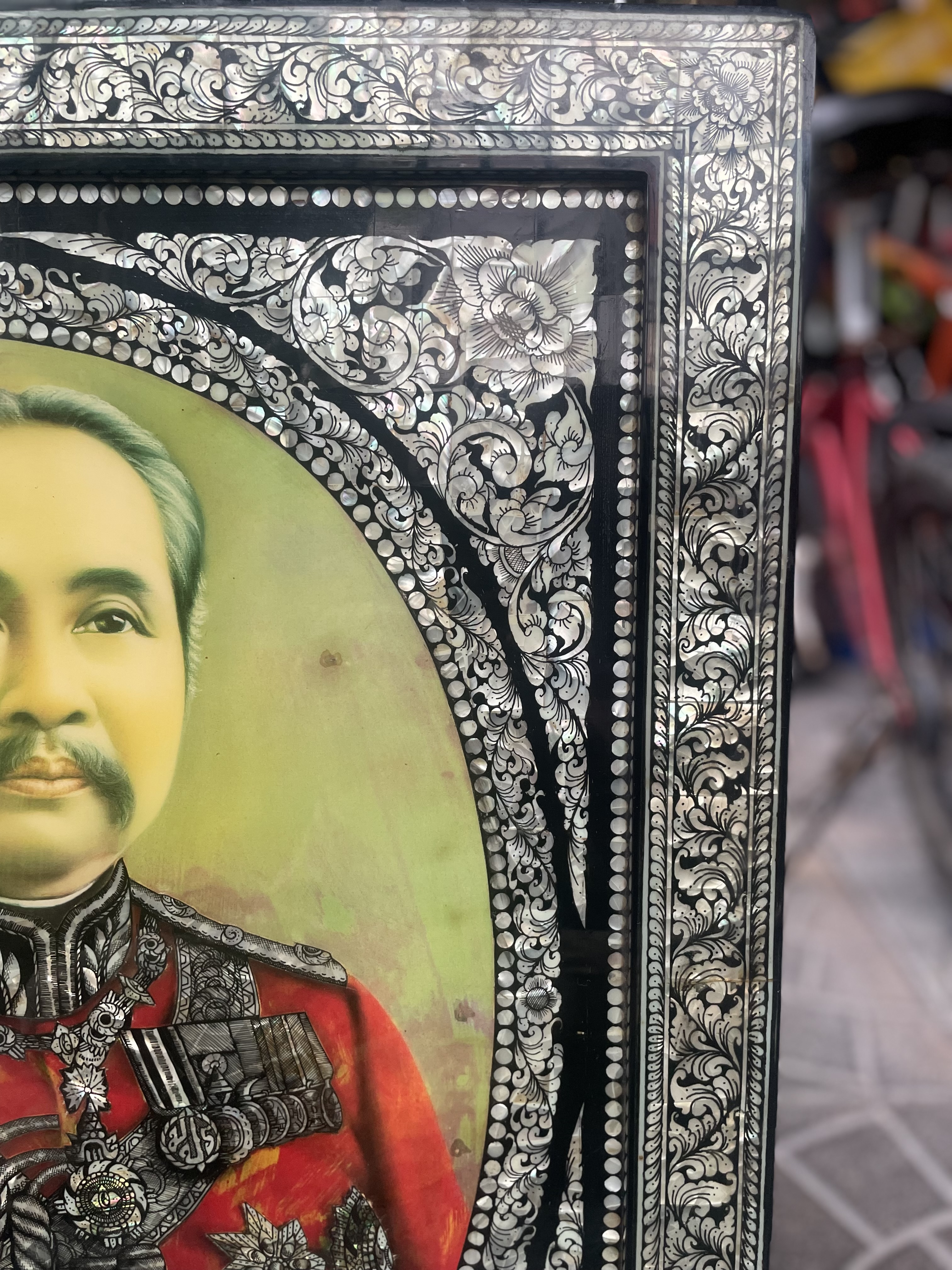 กรอบรูปไม้แขวนผนังฝังมุกสองชั้น พระบรมฉายาลักษณ์เสด็จพ่อ รัชกาลที่ 5 ฉลองพระองค์ตกแต่งมุก (มุมกรอบซ้ายบนด้านหลังมีตำหนิ)