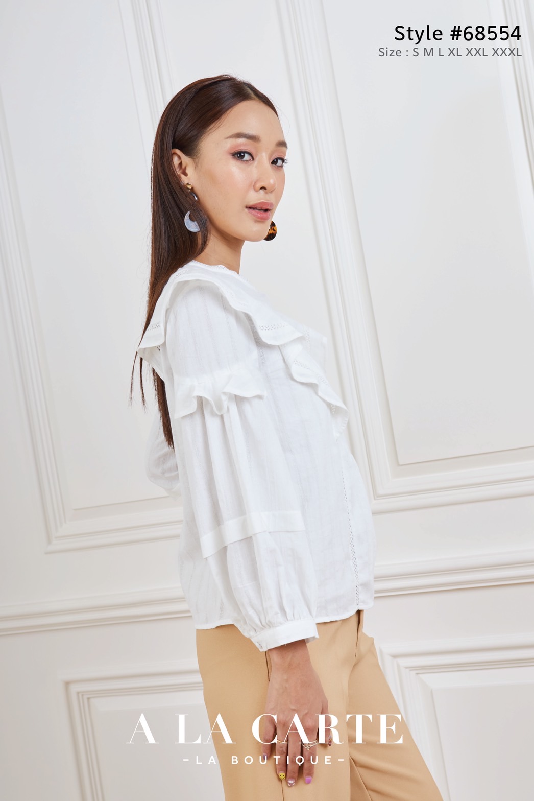 68554 เสื้อ A LA CARTE ผ้าคอตตอนแขน 5 ส่วนเนื้อนุ่มใส่สบาย แทรกทริมคอตตอนแบบชิ้นต่อแนววี กลางอกพร้อมเส้นตัดต่อด้านซ้ายขวา แขนตัดต่อระบายและเย็บเกล็ด สีขาว S-XL สีส้ม S-XL,3XL สีฟ้า S-XL