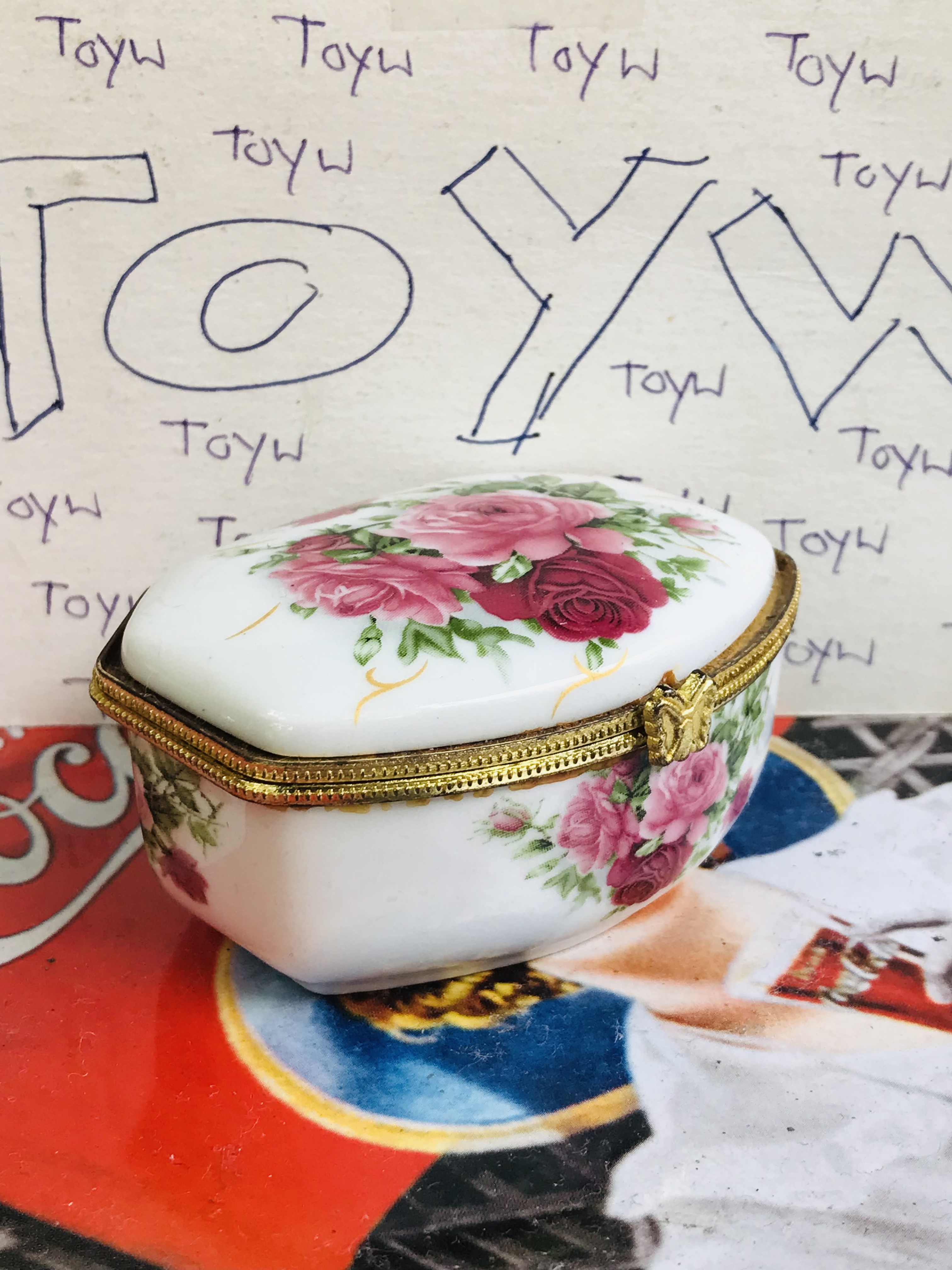 เริ่มต้น 120 บาท เก็บเก่า งานวินเทจตลับเซรามิค คละแบบคละลายคละขนาด ใส่ของใส่ยา ใ่ส่เครื่องประดับชิ้นเล็กๆ และของรักษ์อื่นๆ