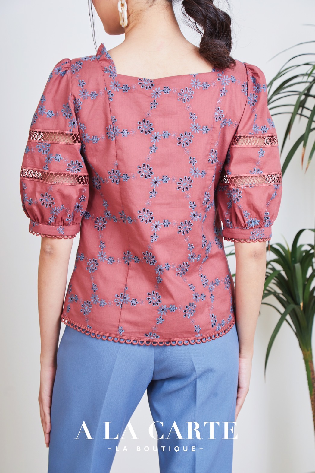 68781 A LA CARTE เสื้อคอตตอนแขนสั้น งานปักสลับสี two-tone คอเหลี่ยมใส่ระบายที่ช่วงไหล่ แขนสั้นเหนือศอกแต่งทริมลูกไม้ กระดุมผ่าหน้า แต่งทริมชายเสื้อ ทรงเข้ารูป สีขาว M,L,2XL สีเหลือง L-XL สีแดง L,2XL