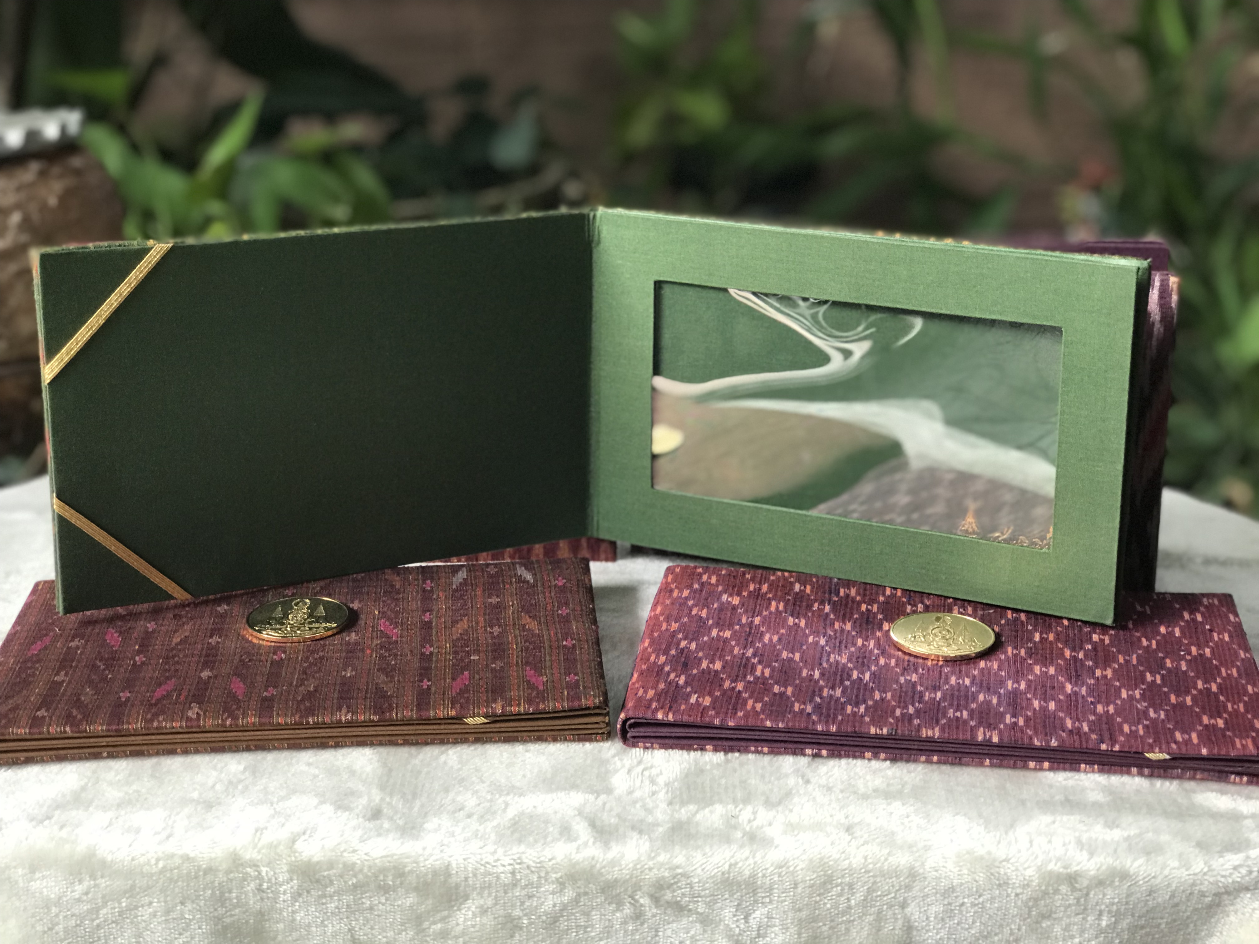 ราคาต่อชิ้น เก็บเก่า Silk Folder ปกผ้าไหมทอลายใส่ธนบัตร ปีกาญจนาภิเษกในหลวง รัชกาลที 9