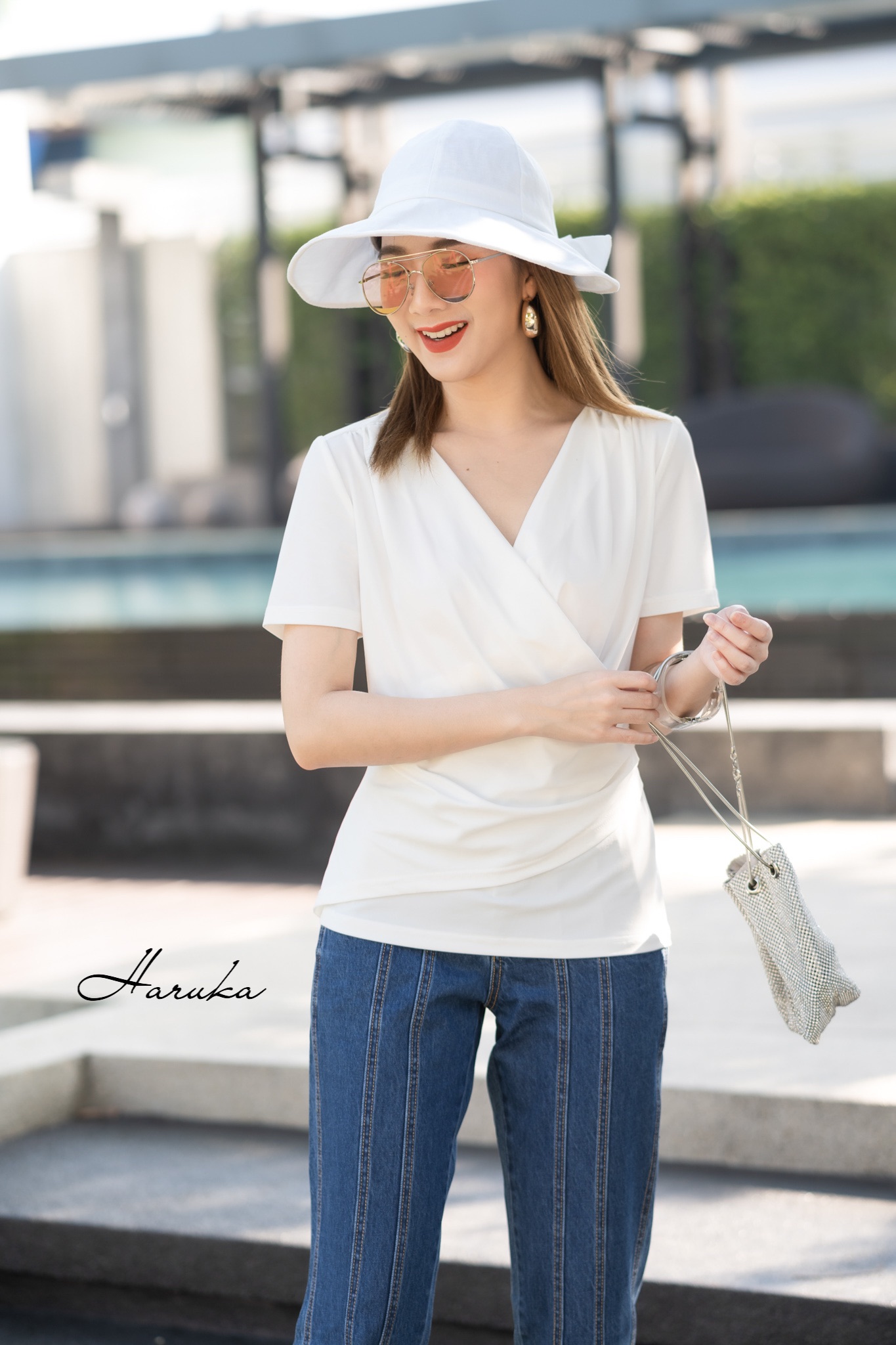 เสื้อแฟชั่นคอวีแขนสั้น HARUKA แพทเทิร์นป้ายข้างแบบเย็บติด เข้ารูปกำลังพอดี เนื้อผ้าโพลีเอสเตอร์ เนื้อเนียนสวยมีความยืดหยุ่นใส่สบาย ใส่แล้วดูผอมเพรียวค่ะ สีขาว S อก 36"