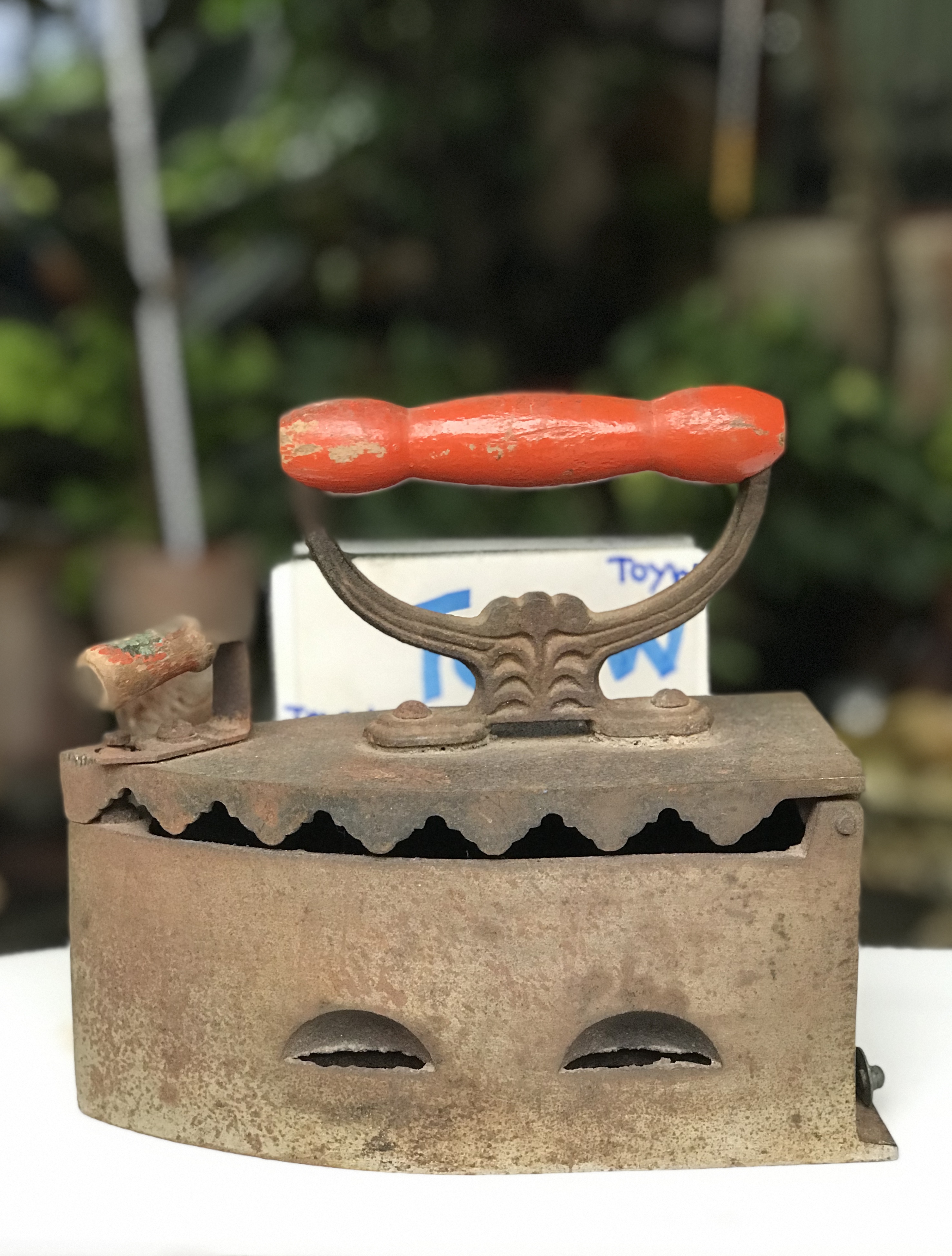 ของเก่า ของสะสม ของโบราณ เตารีดเหล็กหล่อ FAIRY เตารีดโบราณ เตารีดเหล็กใช้ถ่าน อายุราว 50-60 ปี คนรุ่นอายุ 50 ปีขึ้นไปบางคนยังมีโอกาสได้ใช้ สภาพยังสวยแบบเดิมๆ ไม่ผุ ด้ามจับแน่นไม่มีโยก ขนาดกว้าง 10 ซม ยาว 23 ซม ตัวเตารีดสูง 11 ซม (สูงถึงที่มือจับ 21 ซม) น้