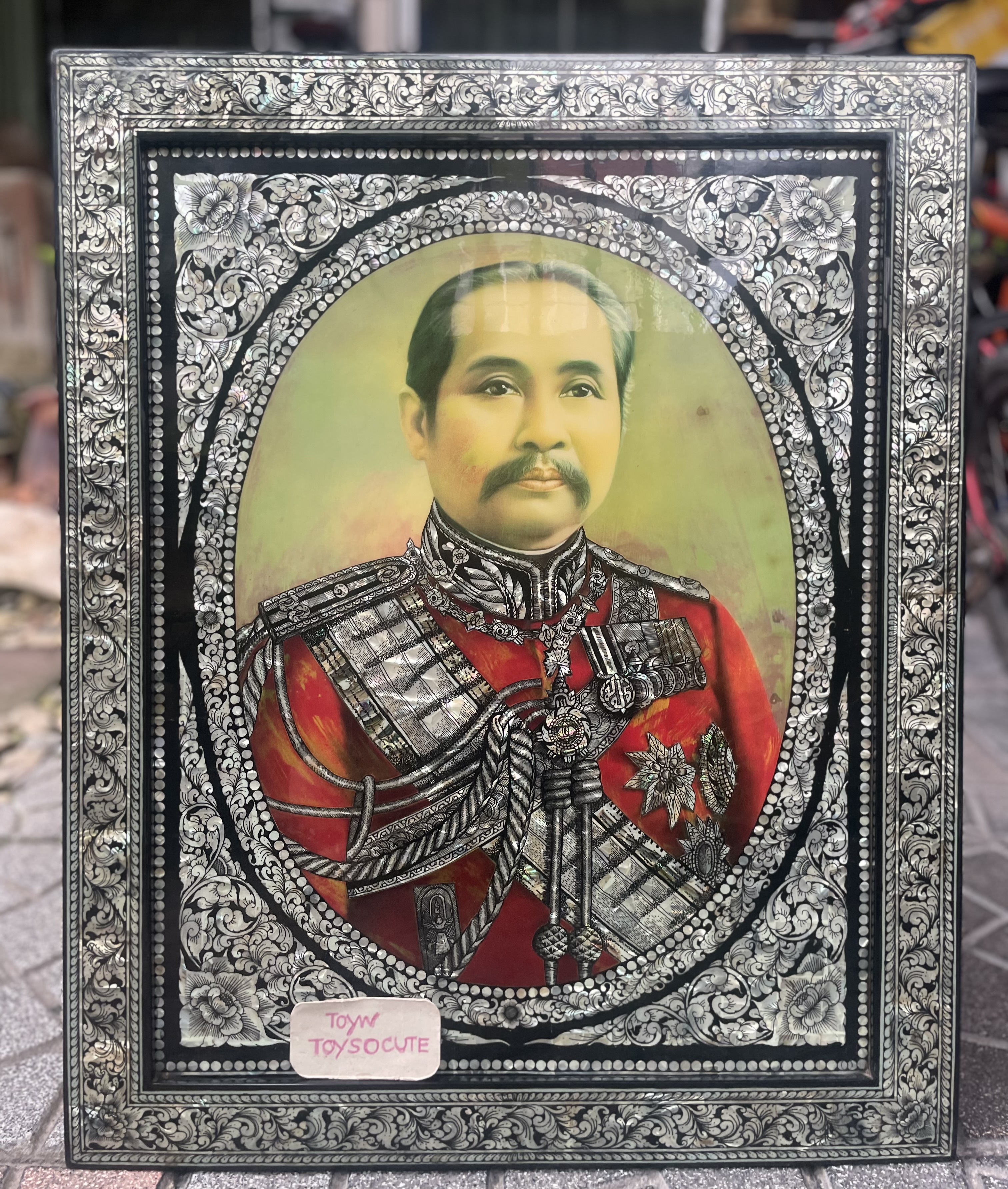 กรอบรูปไม้แขวนผนังฝังมุกสองชั้น พระบรมฉายาลักษณ์เสด็จพ่อ รัชกาลที่ 5 ฉลองพระองค์ตกแต่งมุก (มุมกรอบซ้ายบนด้านหลังมีตำหนิ)