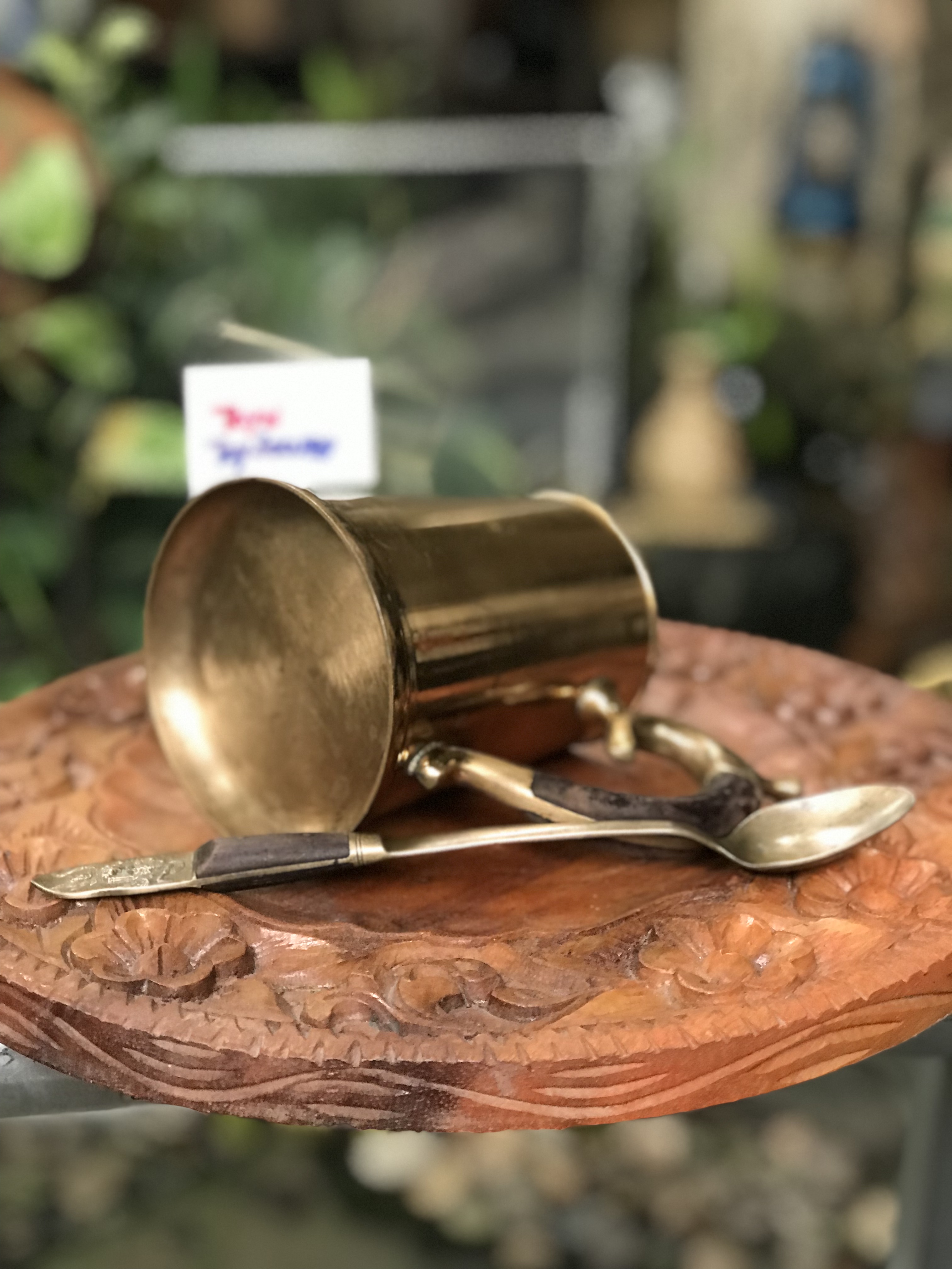 งานทองเหลืองเก่าหนาๆ แก้วน้ำ แก้วมัค แก้วกาแฟ มีหูจับ ด้ามไม้ พร้อมช้อนยาวลายนางฟ้า ด้ามไม้ ที่ระลึกธนาคารกรุงเทพ