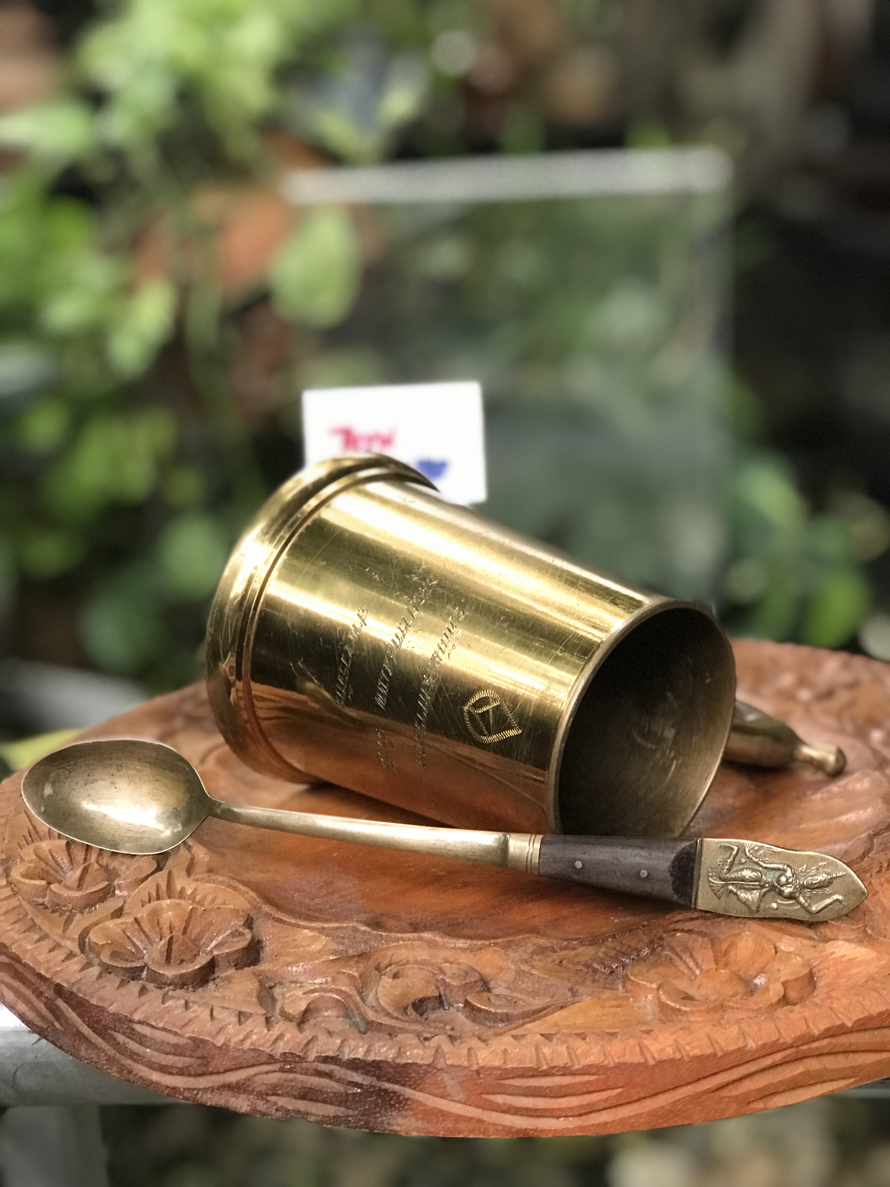 งานทองเหลืองเก่าหนาๆ แก้วน้ำ แก้วมัค แก้วกาแฟ มีหูจับ ด้ามไม้ พร้อมช้อนยาวลายนางฟ้า ด้ามไม้ ที่ระลึกธนาคารกรุงเทพ