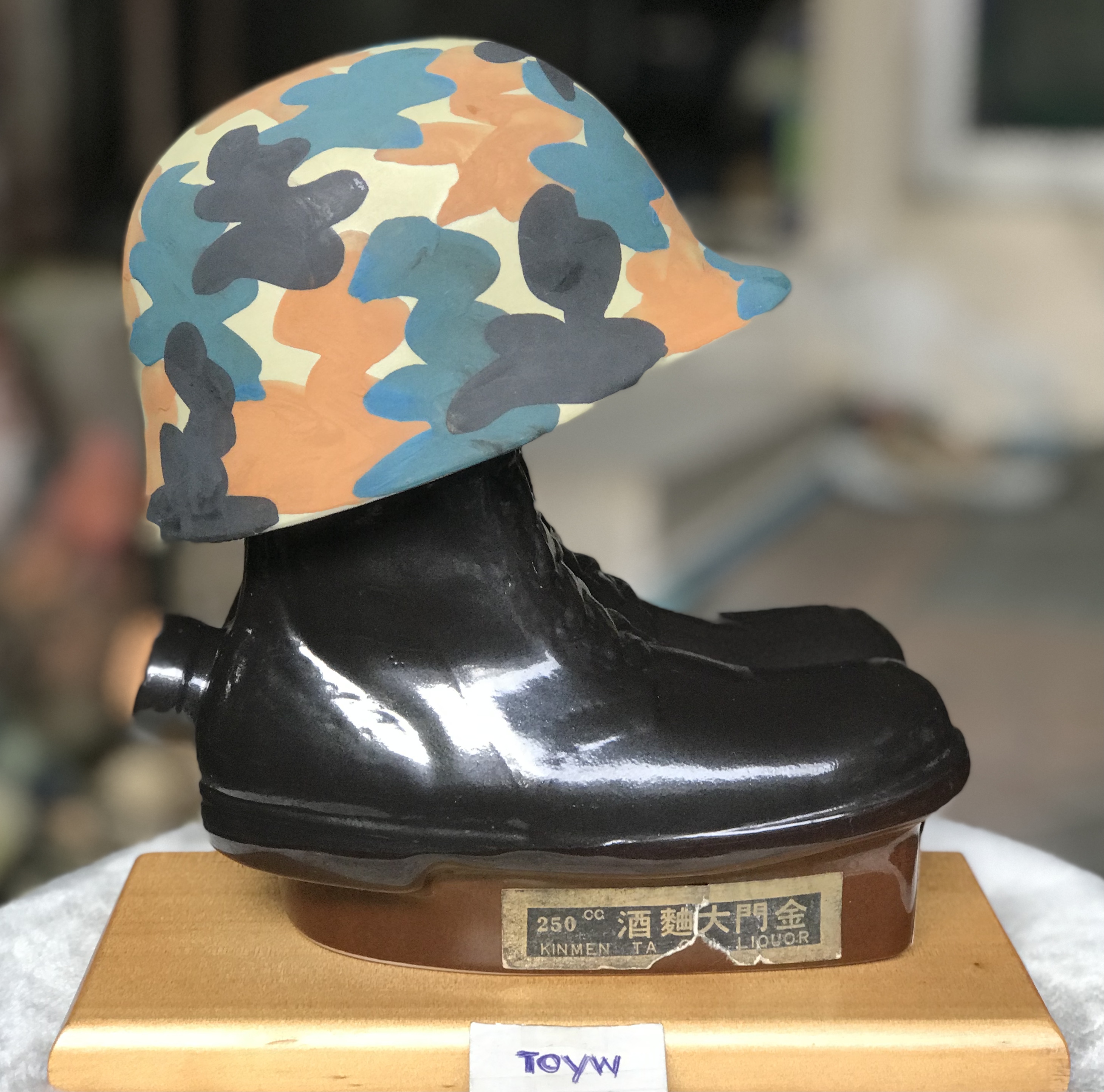 ￼ขวดเซรามิคเท่ เก๋ ขวดเหล้าเปล่ารูปรองเท้าคอมแบท หมวกทหาร Empty Bottle Army Helmet & Combat Boots สะสม ตกแต่งบ้าน