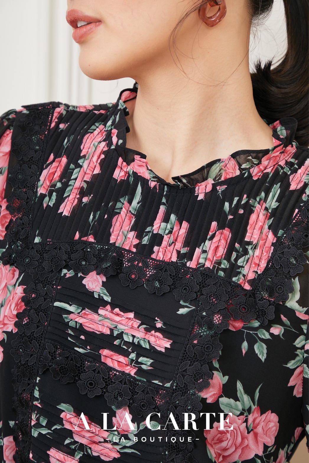 68851 🌸 A La Carte 🌸เสื้อชีฟองพิมพ์ลายดอกกุหลาบ ตีเกล็ดวางสลับแนวนอนแนวตั้ง ตัดต่อใส่เชิงทริมลายดอก แขนตัดต่อและเชื่อมด้วยการตีเกล็ดมีระบาย ทรงพองออกสวย สีดำ S,M,XL-3XL ฟ้า S ชมพู S